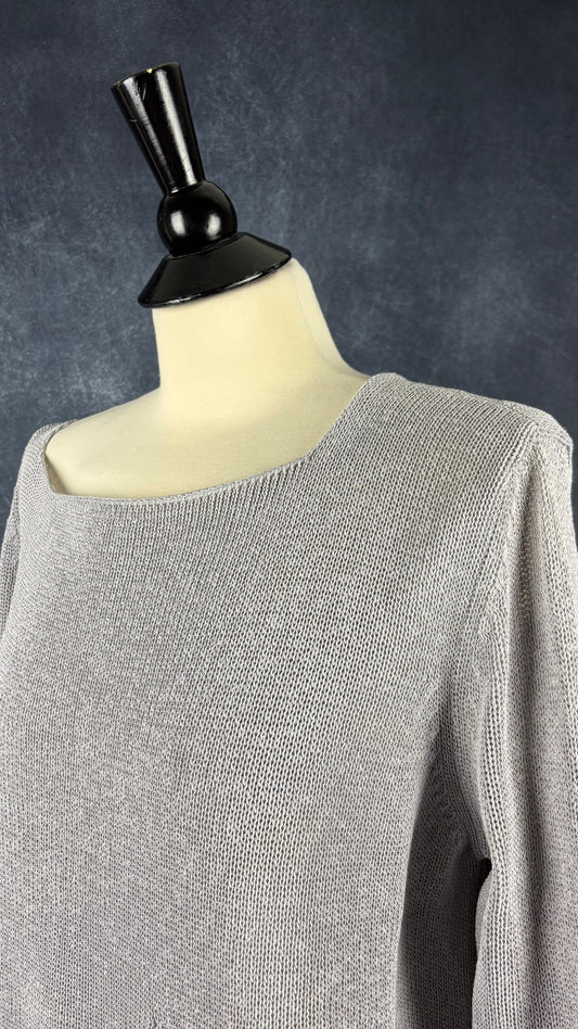 Chandail en tricot gris avec boutons Sarah Pacini, taille estimée à medium/large. Vue de l'encolure.