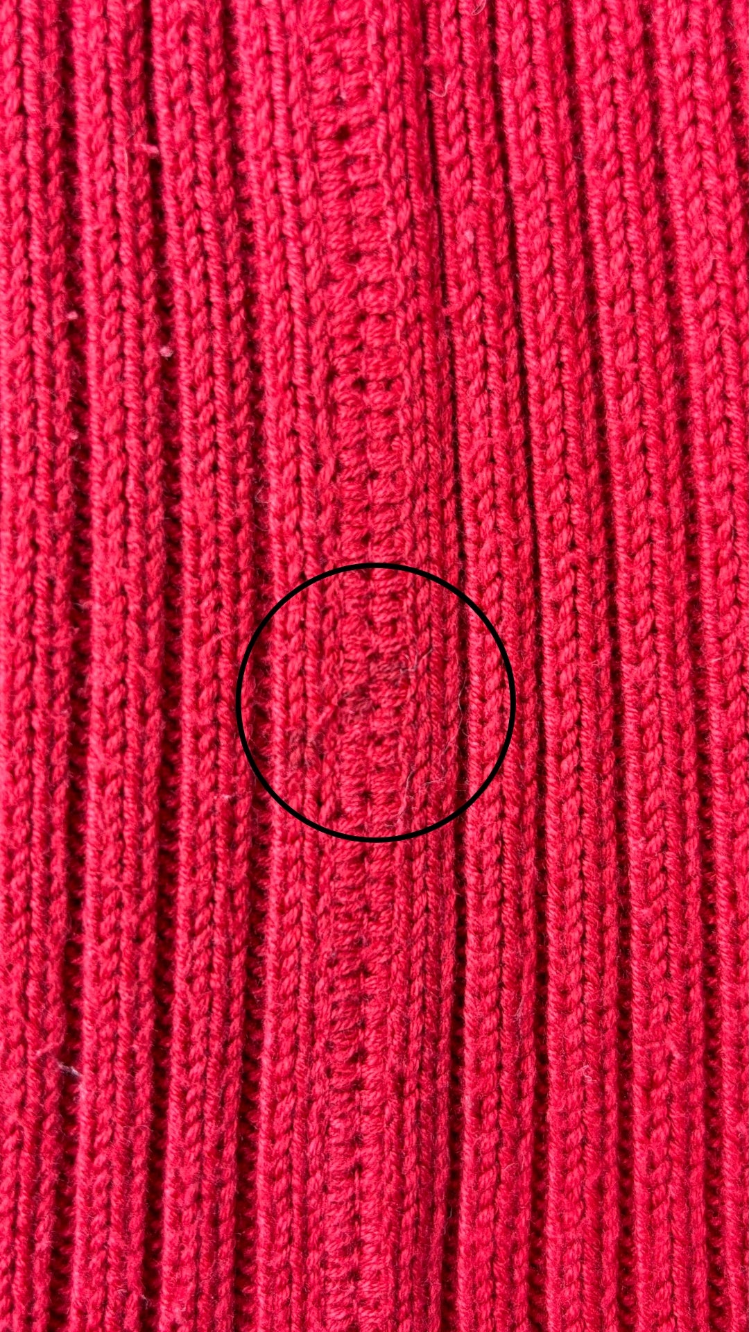 Chandail en tricot rouge à empiècements à motifs aux coudes et aux épaules Marc Aurel, taille 40 (env. medium). Vue de la petite zone légèrement plus foncée sur la couture du côté.