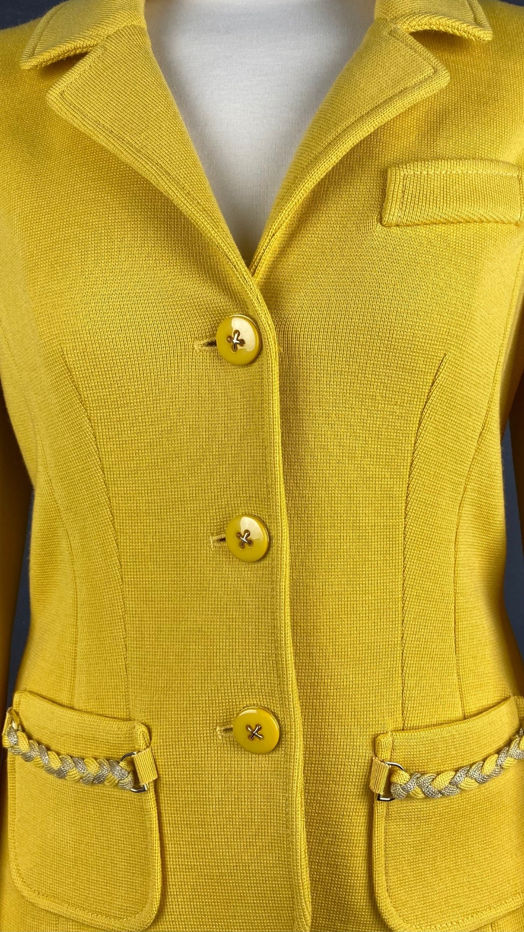 Veste style blazer jaune doré en laine Luisa Spagnoli, taille small. Vue des détails de face.