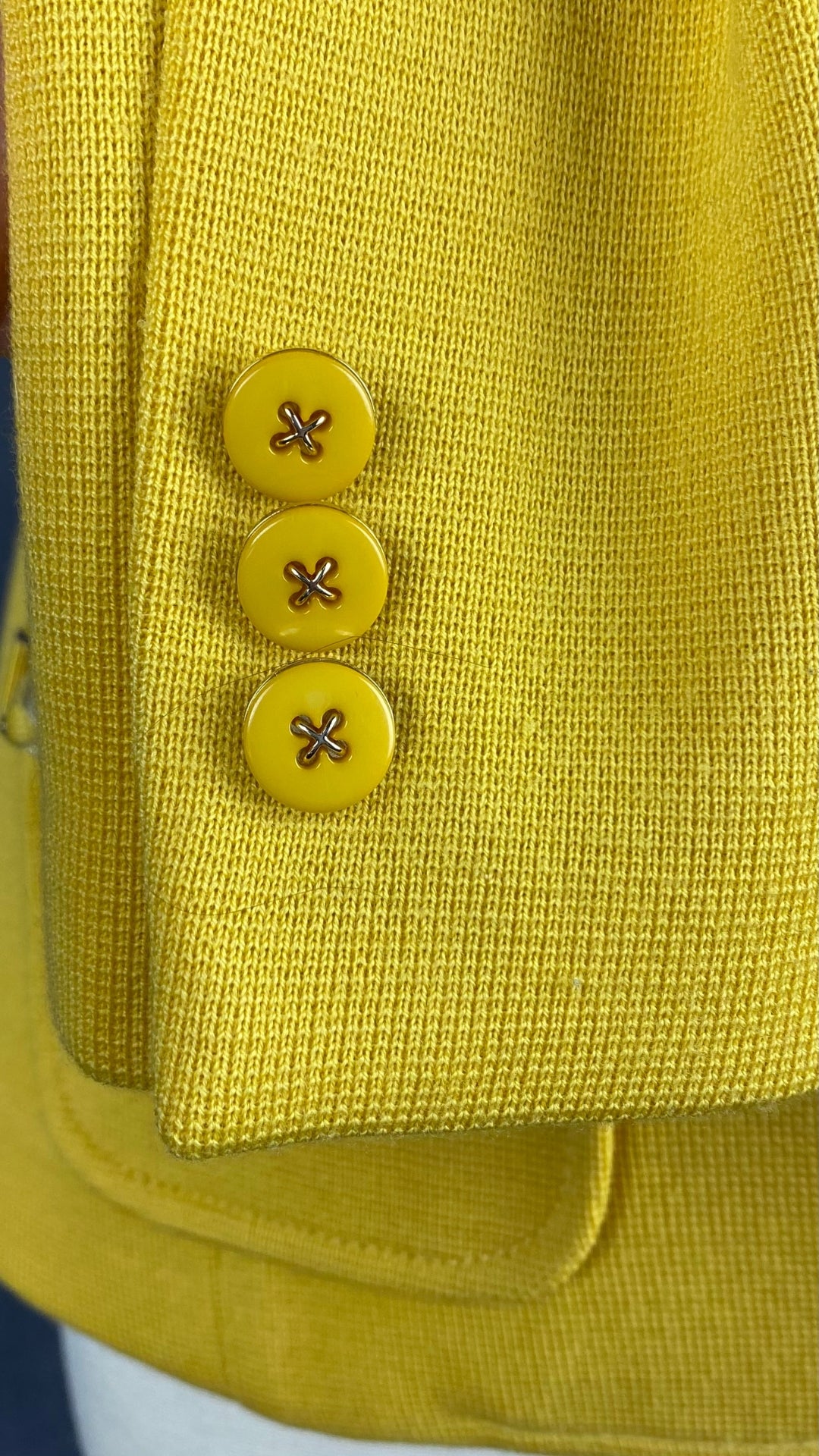 Veste style blazer jaune doré en laine Luisa Spagnoli, taille small. Vue des boutons à la manche.