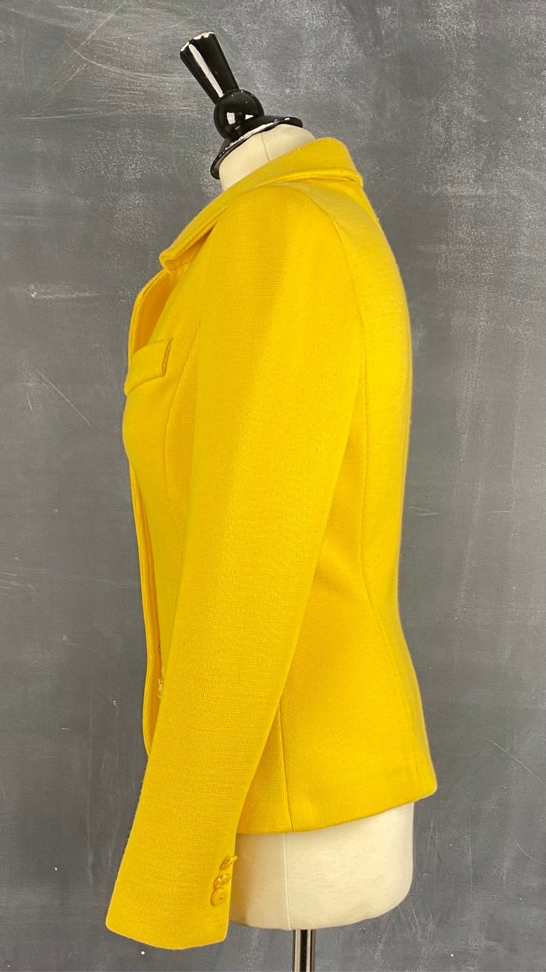 Veste style blazer jaune doré en laine Luisa Spagnoli, taille small. Vue de côté.