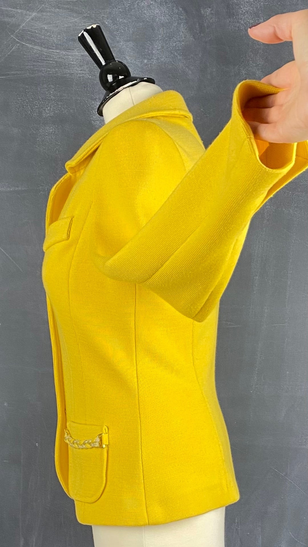 Veste style blazer jaune doré en laine Luisa Spagnoli, taille small. Vue de coté, la manche relevée.