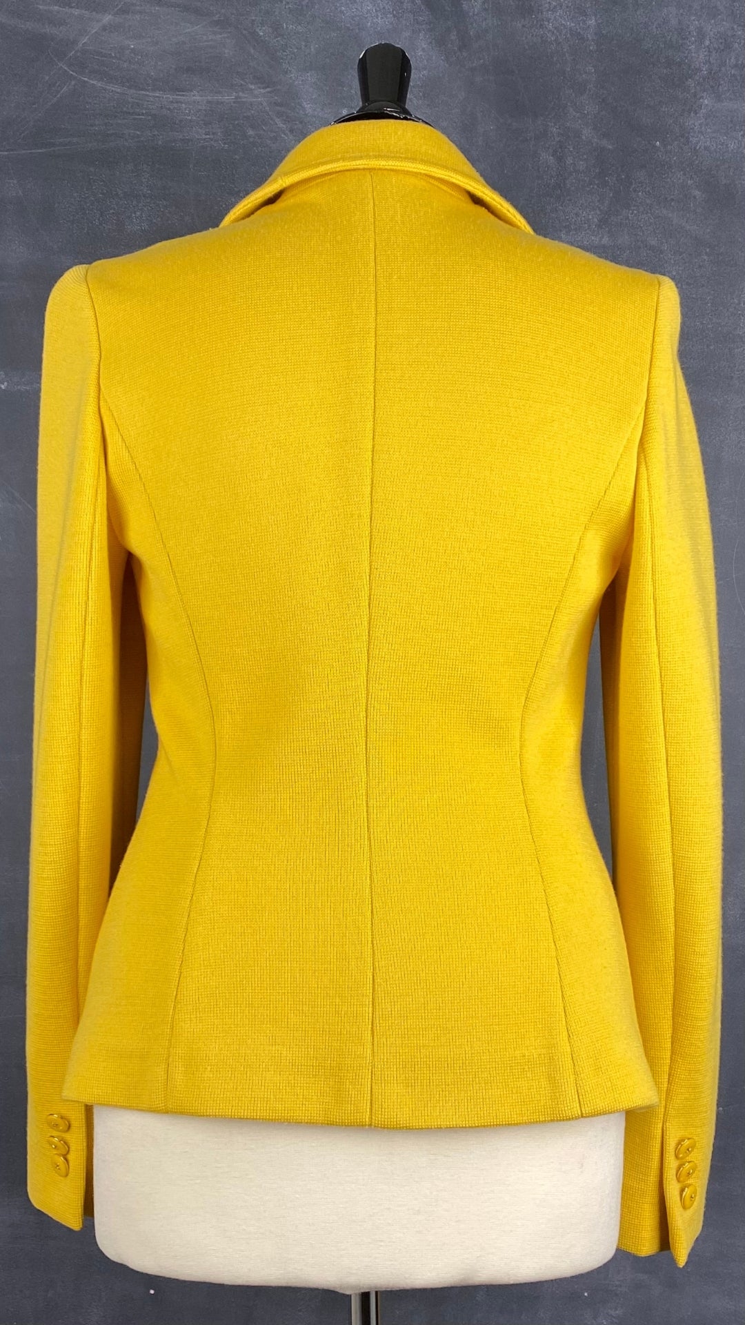 Veste style blazer jaune doré en laine Luisa Spagnoli, taille small. Vue de dos.