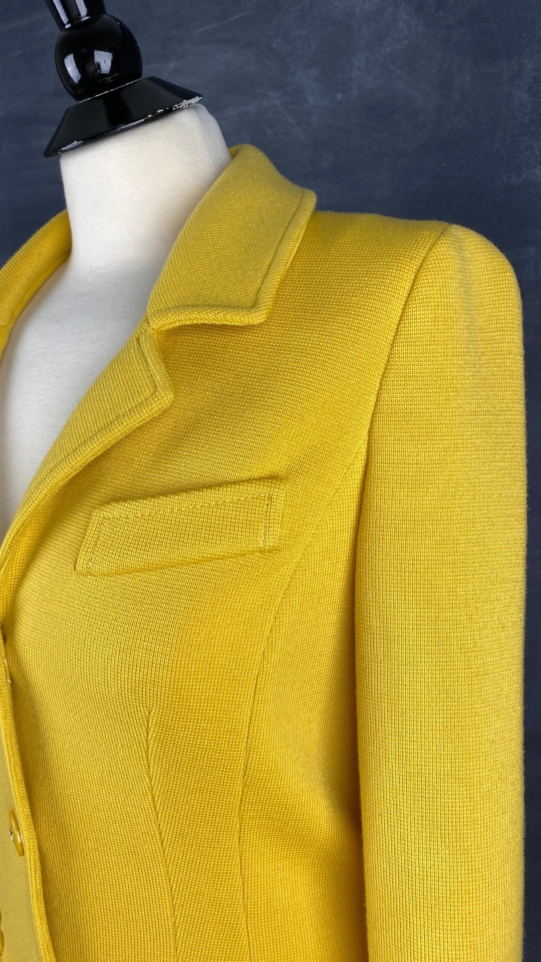 Veste style blazer jaune doré en laine Luisa Spagnoli, taille small. Vue de l'encolure.