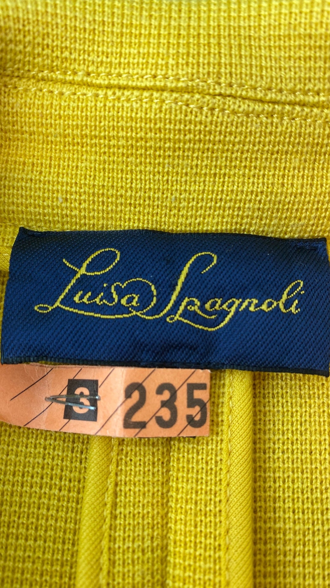 Veste style blazer jaune doré en laine Luisa Spagnoli, taille small. Vue de l'étiquette de la marque.