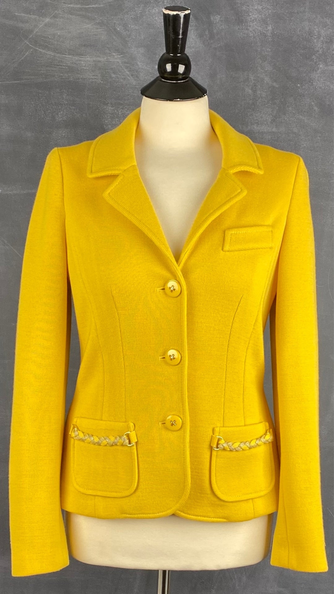 Veste style blazer jaune doré en laine Luisa Spagnoli, taille small. Vue de face.