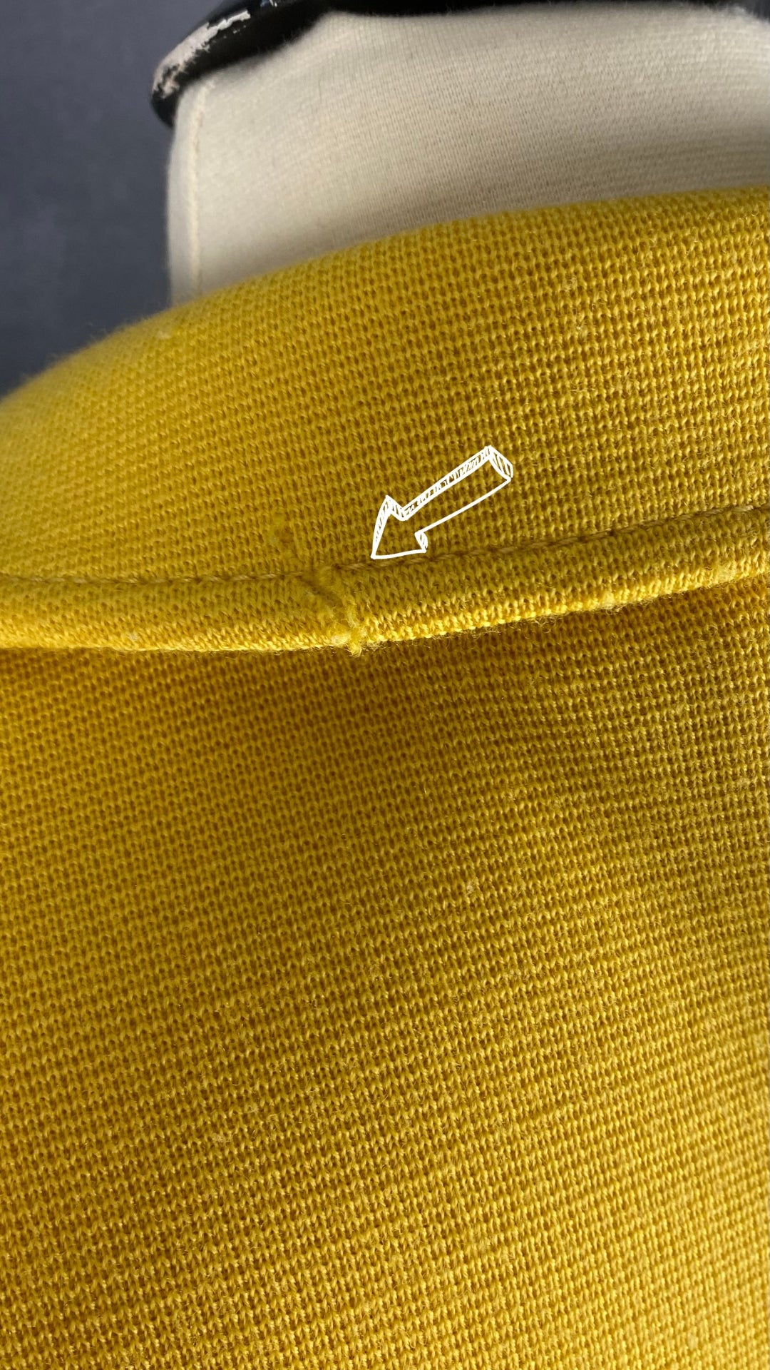 Veste style blazer jaune doré en laine Luisa Spagnoli, taille small. Vue d'une petite imperfection style accroc au col au dos.