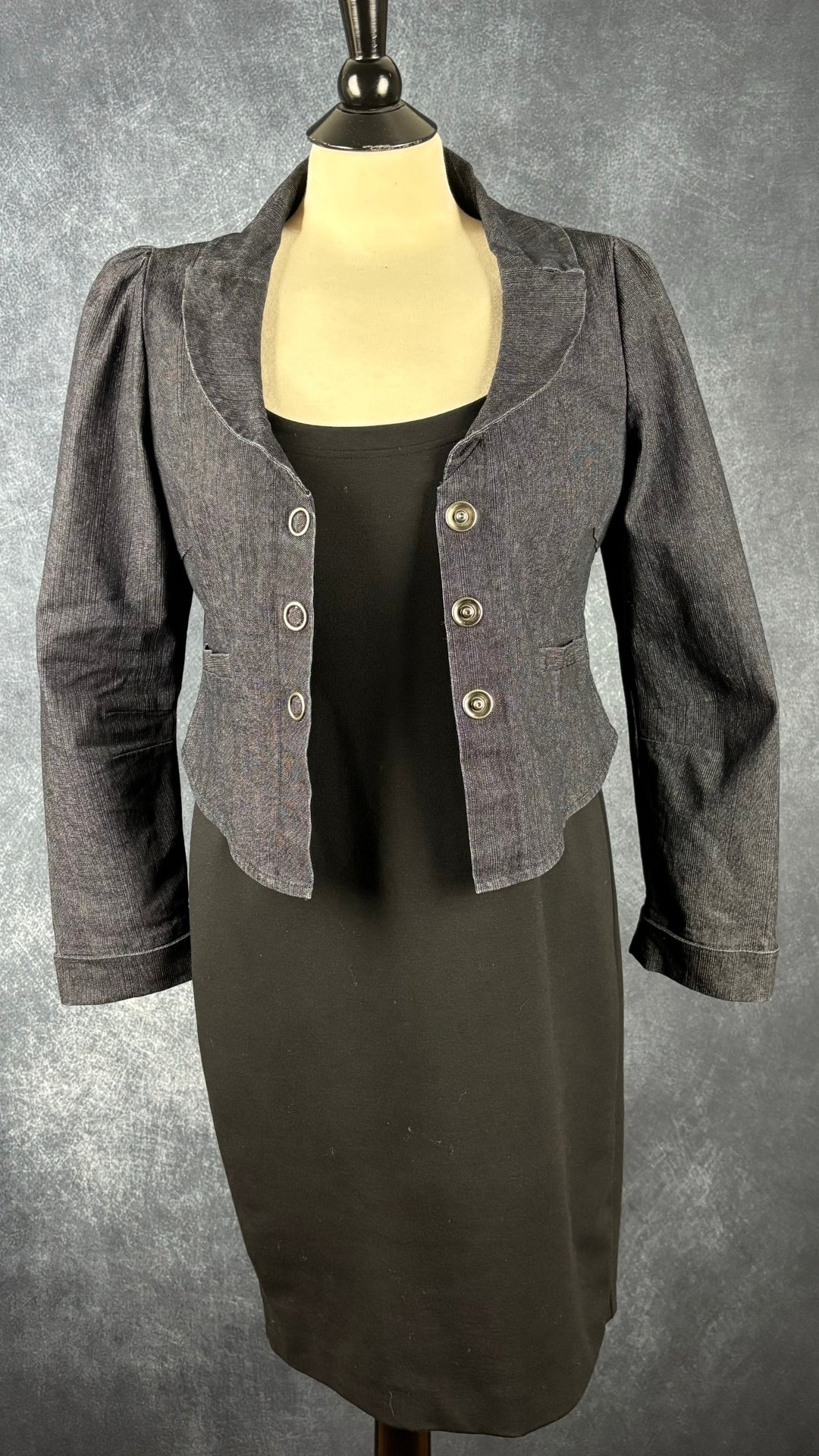 Blazer en denim extensible Bodybag by Jude, taille large (plus small/medium). Vue de l'agencement avec la robe noire Diane von Furstenberg.