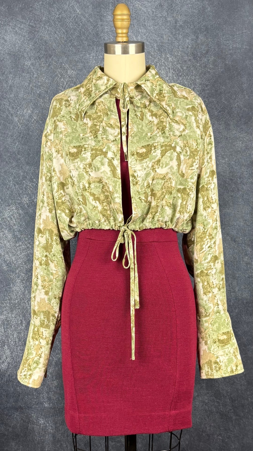 Veste courte à col chemisier à motifs abstraits Joelle, taille small. Vue de l'agencement avec la robe bordeaux Sandro.