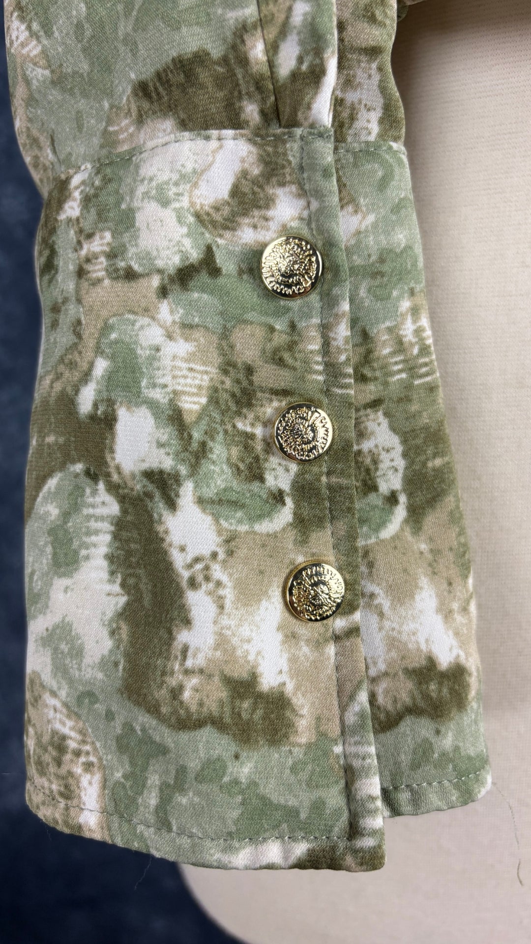 Veste courte à col chemisier à motifs abstraits Joelle, taille small. Vue de près des boutons.