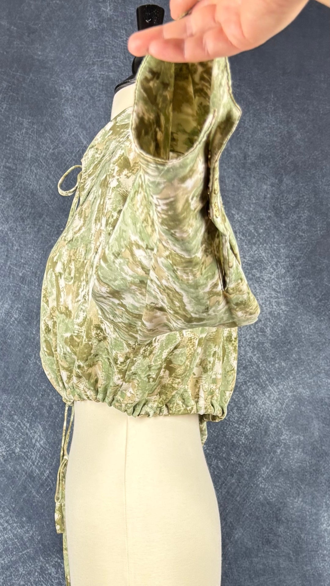Veste courte à col chemisier à motifs abstraits Joelle, taille small. Vue de côté, manche relevée.