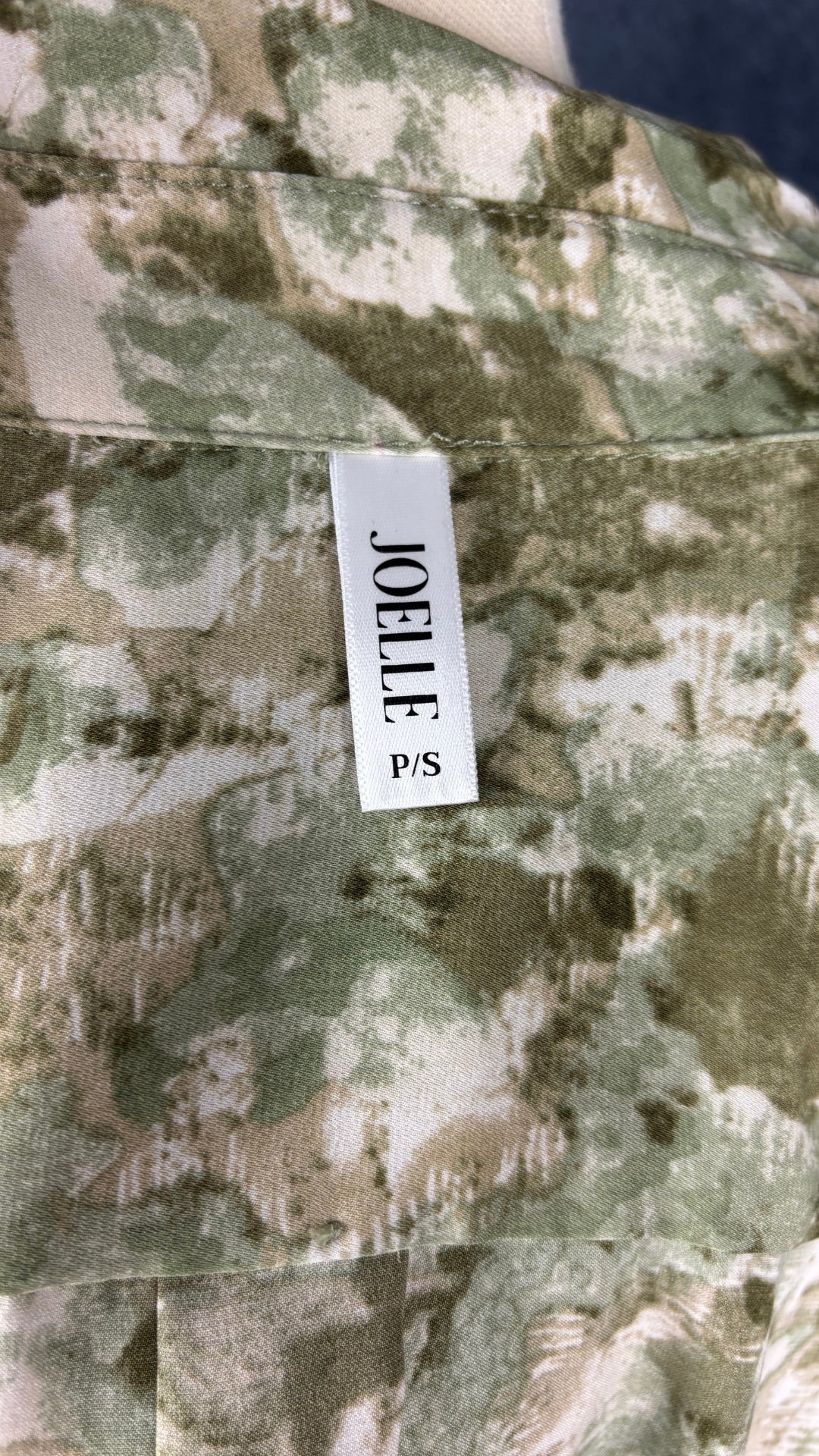 Veste courte à col chemisier à motifs abstraits Joelle, taille small. Vue de l'étiquette.