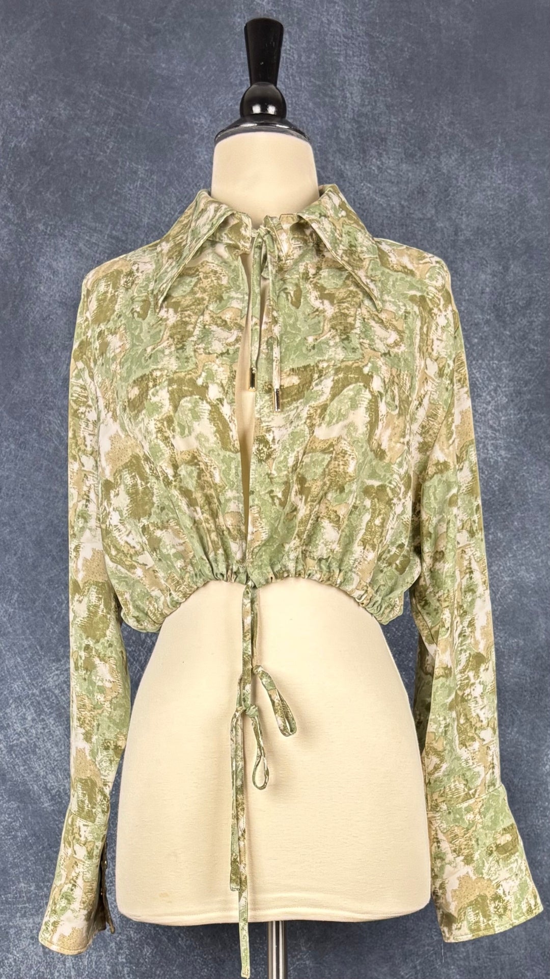Veste courte à col chemisier à motifs abstraits Joelle, taille small. Vue de face.
