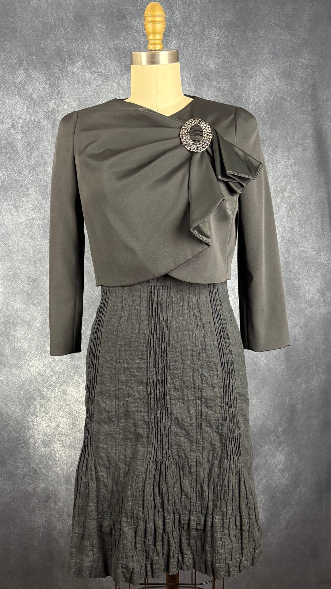 Veste courte festive noire Luisa Spagnoli, taille 40 (xs/s). Vue de l'agencement avec la robe effet froisé Luisa Cerano.