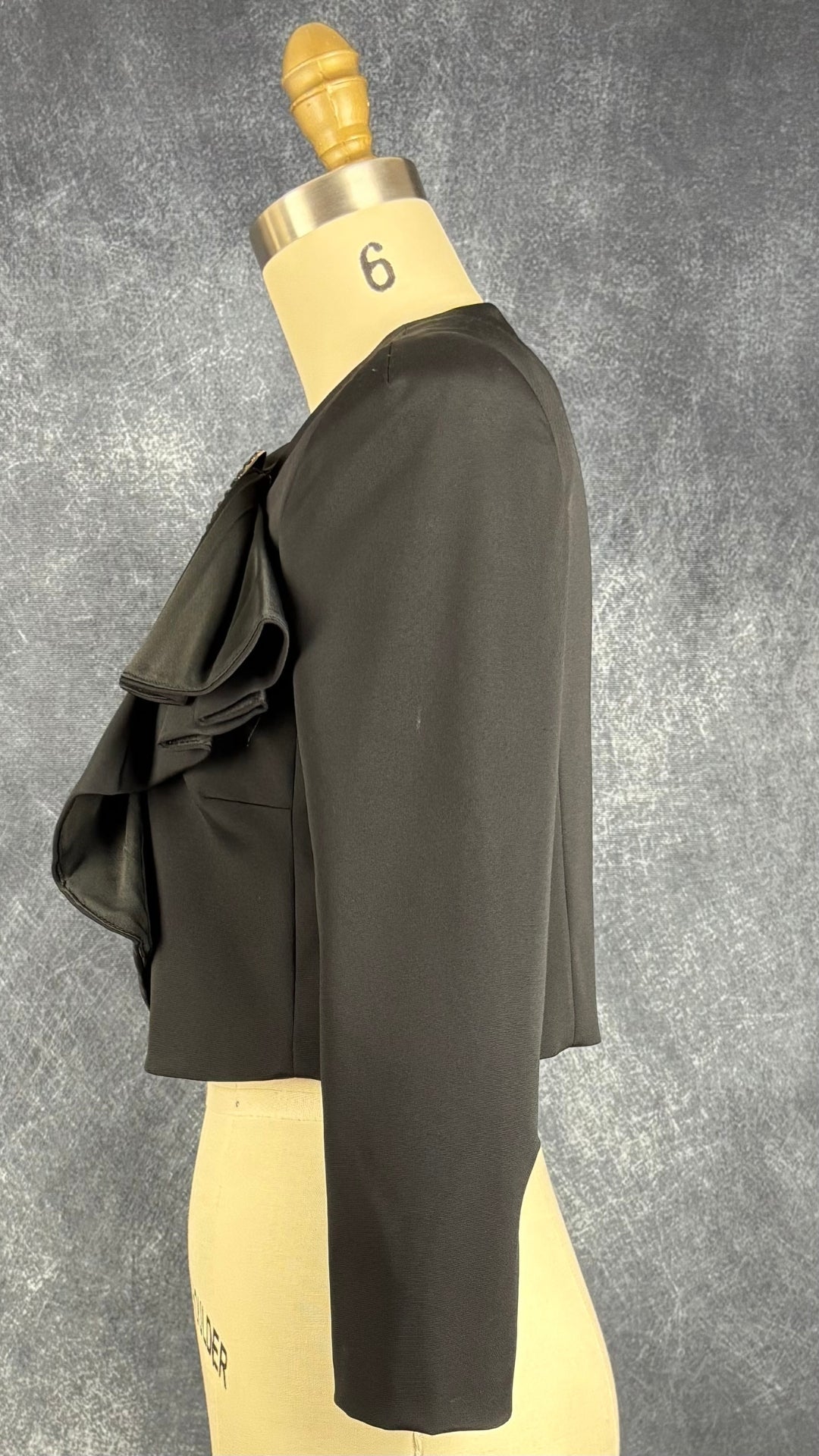 Veste courte festive noire Luisa Spagnoli, taille 40 (xs/s). Vue de côté.