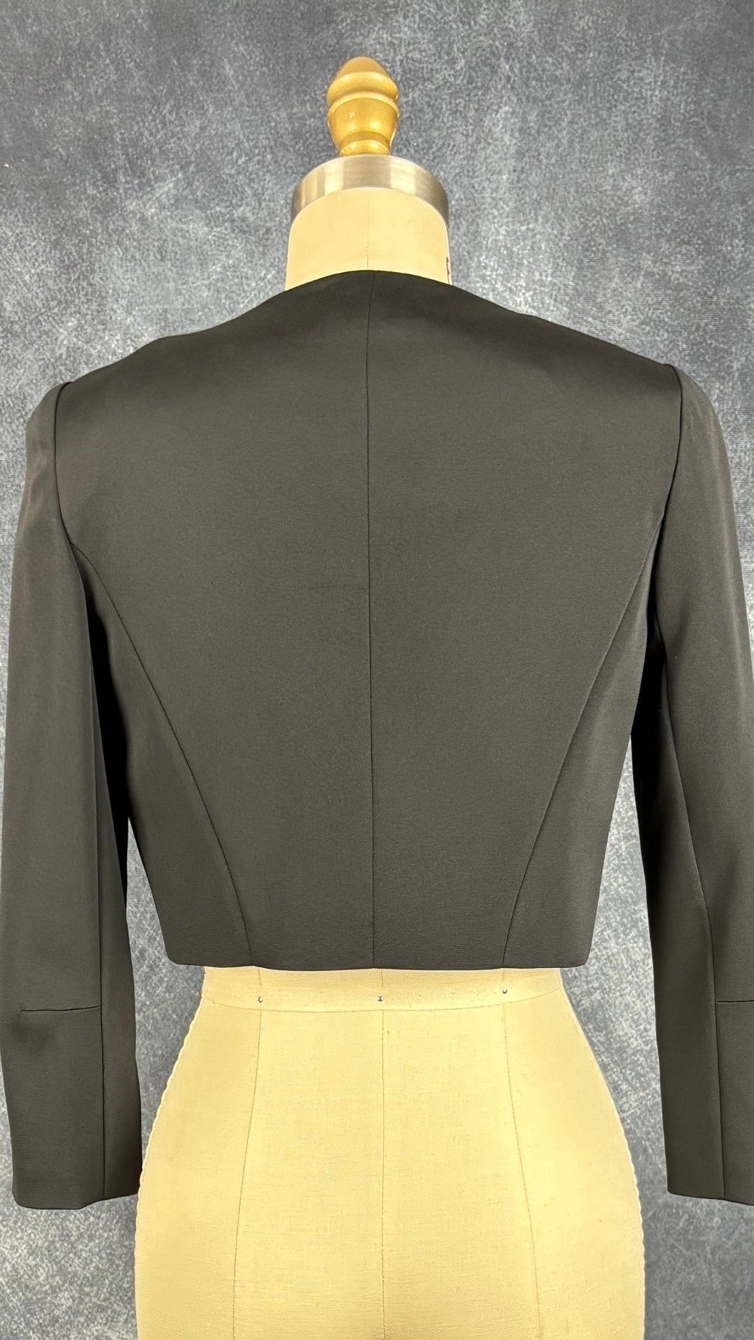 Veste courte festive noire Luisa Spagnoli, taille 40 (xs/s). Vue de dos.