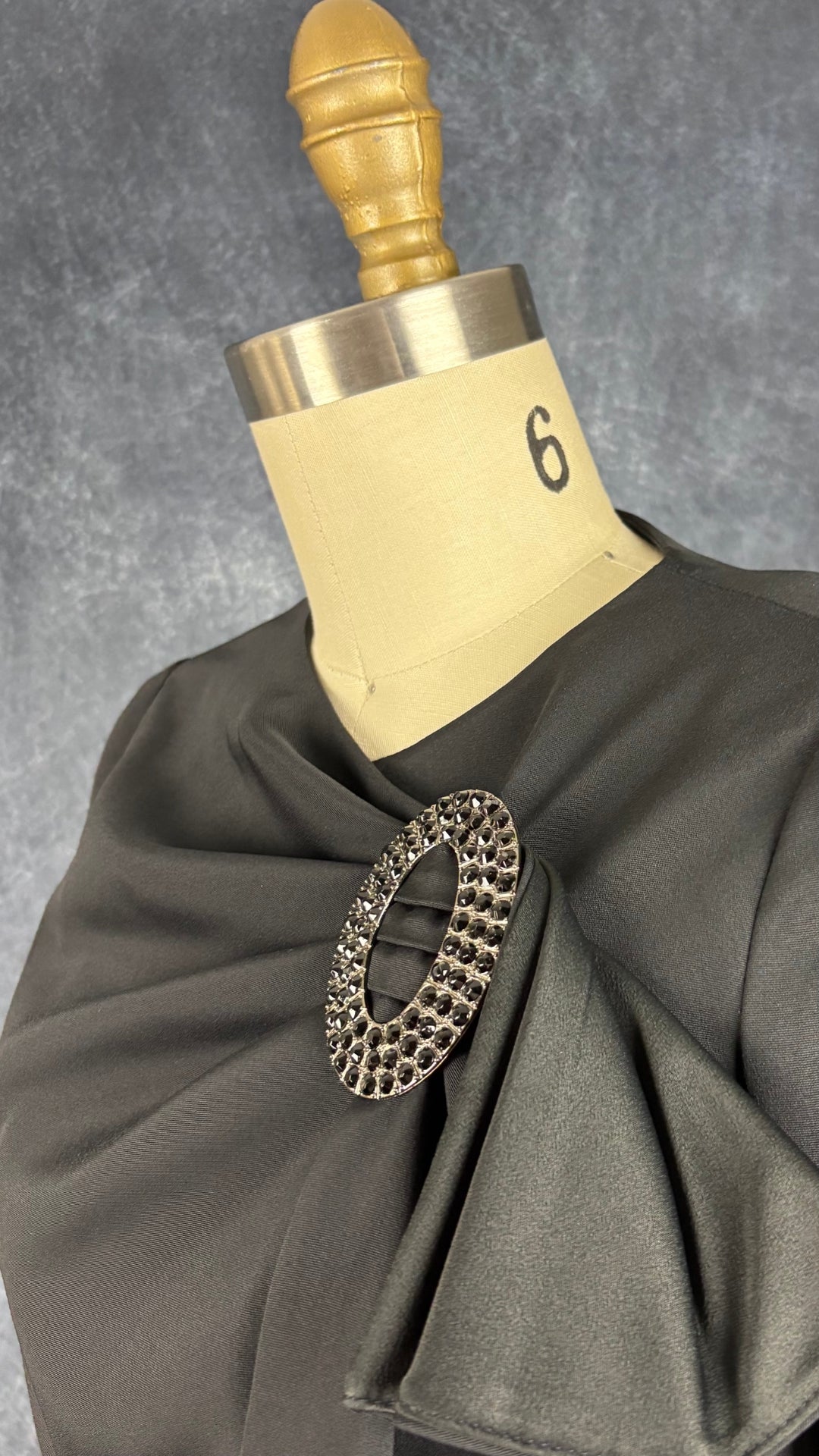 Veste courte festive noire Luisa Spagnoli, taille 40 (xs/s). Vue de l'encolure.