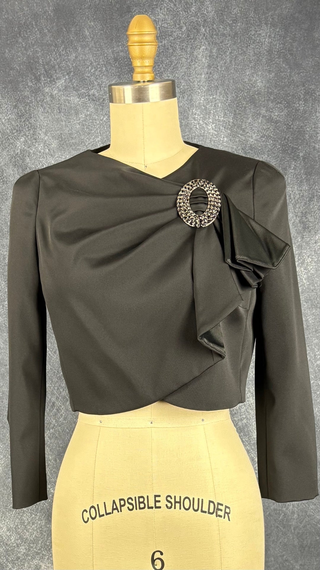 Veste courte festive noire Luisa Spagnoli, taille 40 (xs/s). Vue de face.