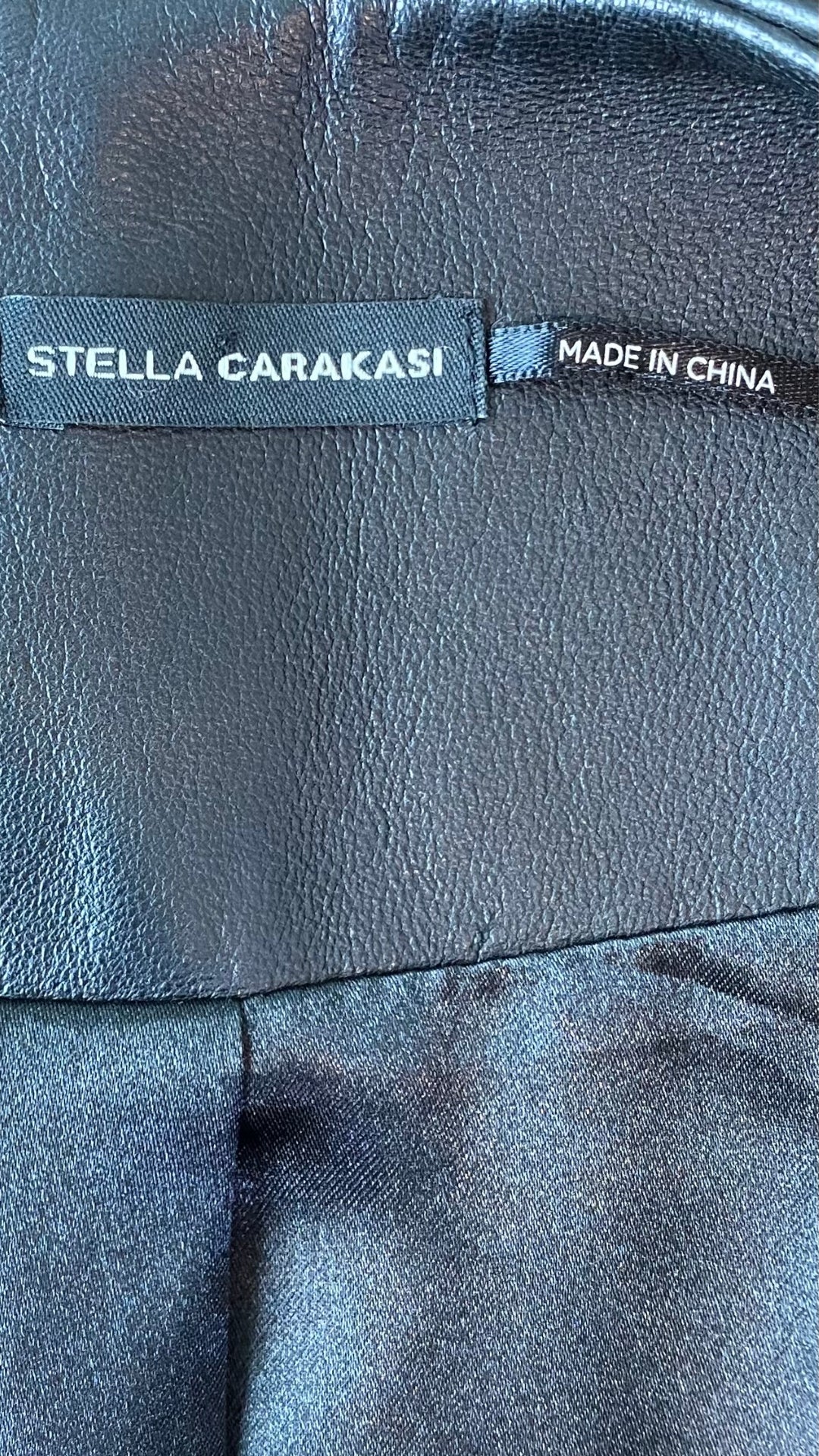 Veste en cuir style perfecto Stella Carakasi, taille small. Vue de l'étiquette de marque.