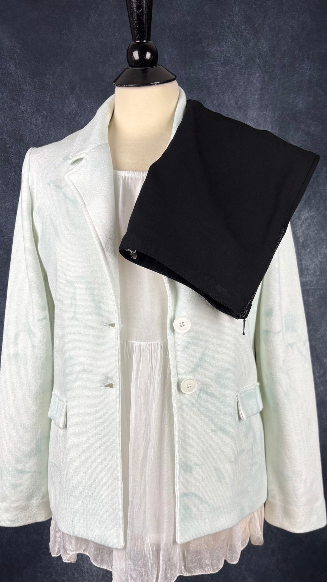 Veste blazer décontractée souple Amina Rubinacci, taille 44 (8). Vue de l'agencement avec le haut soyeux crème et le pantalon noir Gerard Darel.