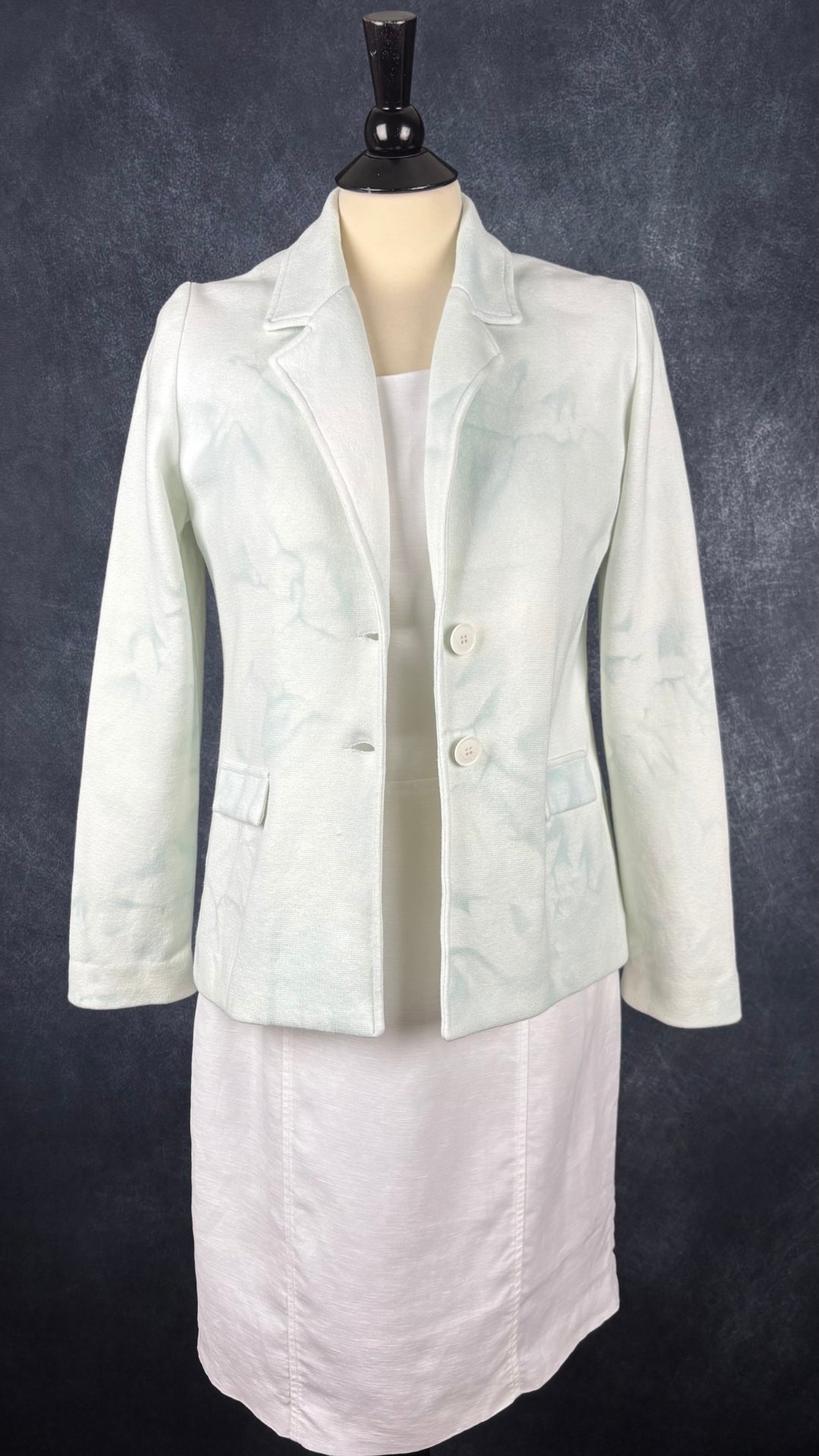 Veste blazer décontractée souple Amina Rubinacci, taille 44 (8). Vue de l'agencement avec la robe blanche 123 Paris.