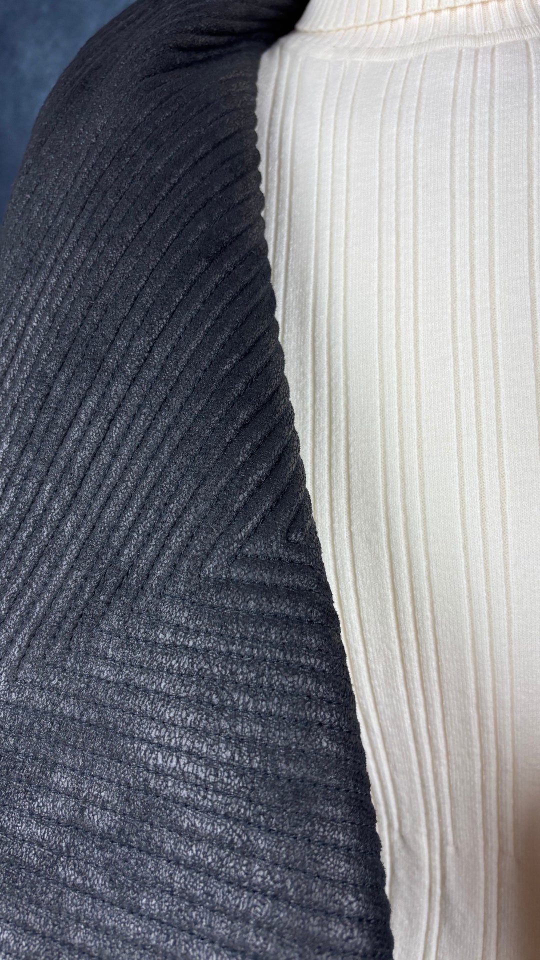Veste design asymétrique à grand col charcoal Tom Adrian, taille estimée à small. Vue de près de l'agencement avec le col roulé crème.