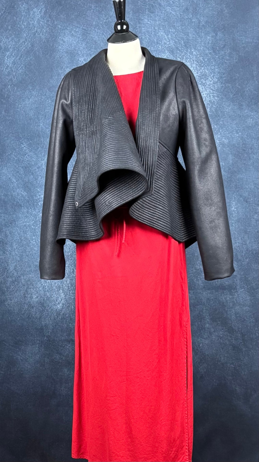 Veste design asymétrique à grand col charcoal Tom Adrian, taille estimée à small. Vue de l'agencement avec l'ensemble rouge Gap.