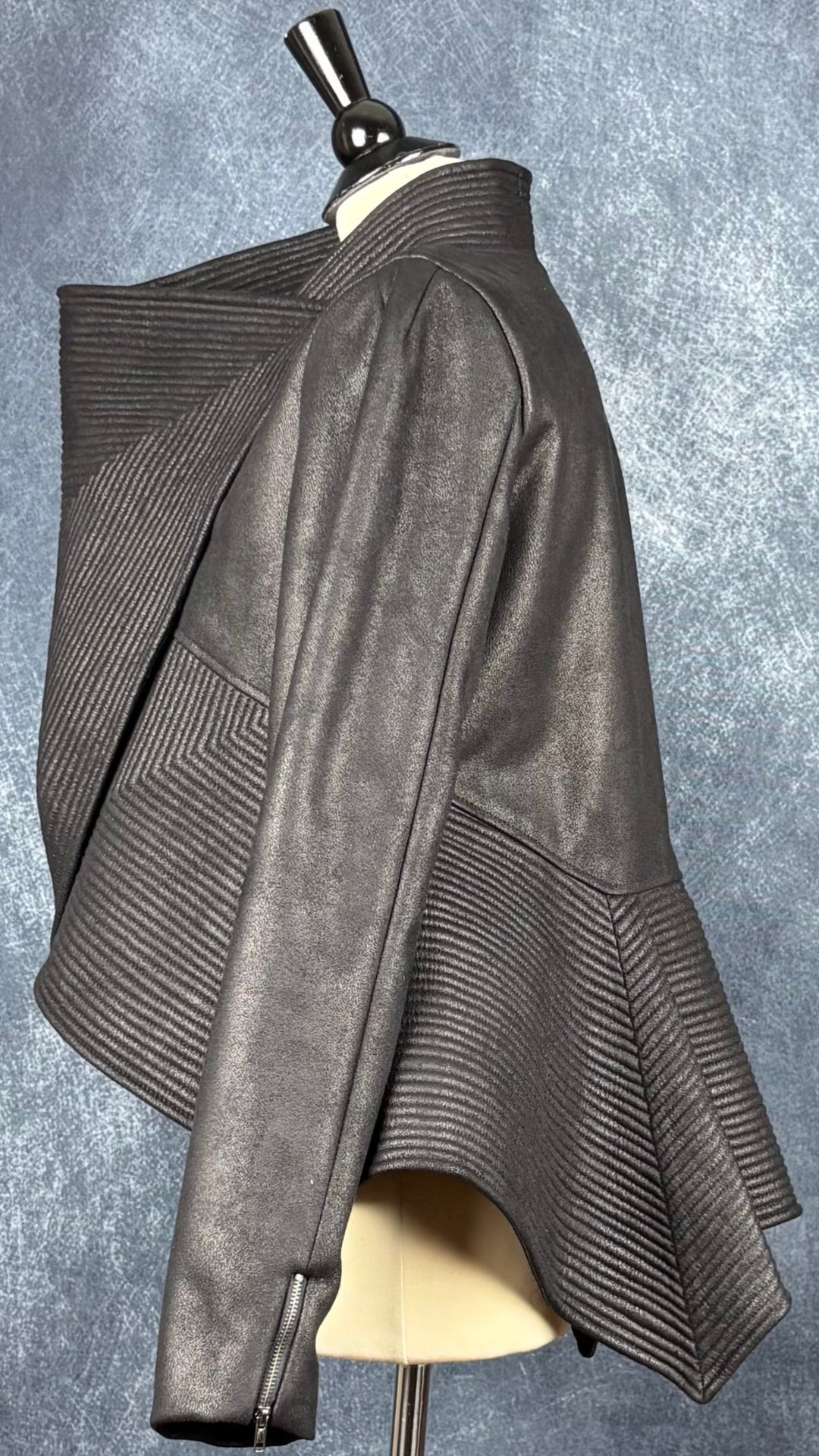 Veste design asymétrique à grand col charcoal Tom Adrian, taille estimée à small. Vue de côté.