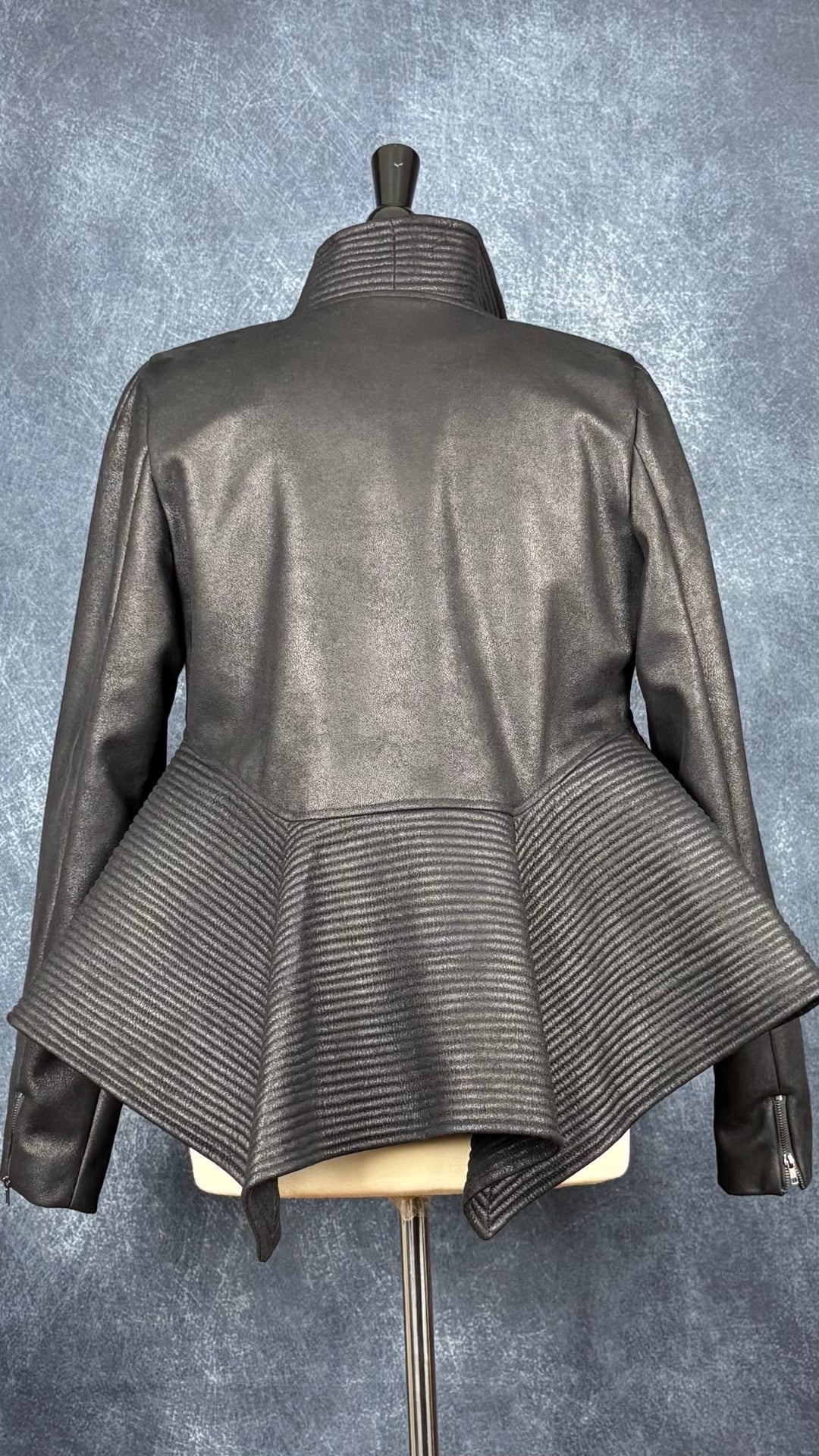 Veste design asymétrique à grand col charcoal Tom Adrian, taille estimée à small. Vue de dos.