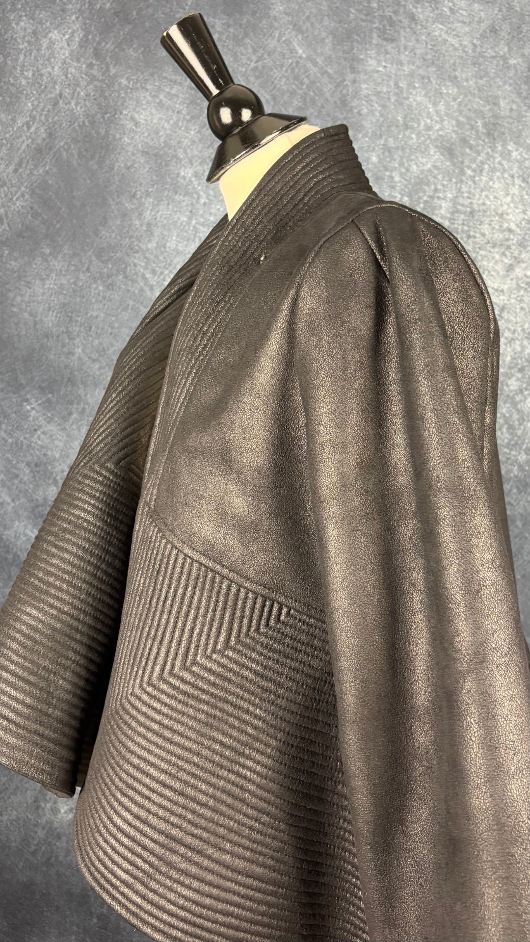 Veste design asymétrique à grand col charcoal Tom Adrian, taille estimée à small. Vue de l'encolure ouverte.