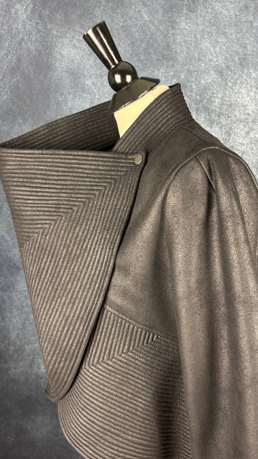 Veste design asymétrique à grand col charcoal Tom Adrian, taille estimée à small. Vue de l'encolure.
