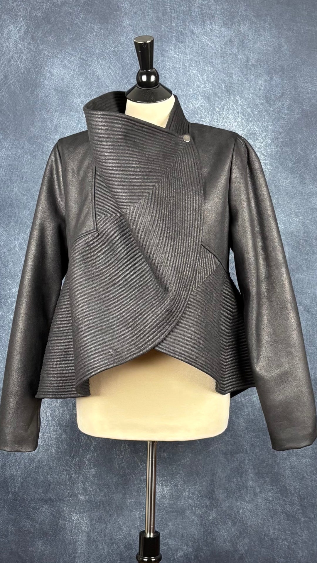 Veste design asymétrique à grand col charcoal Tom Adrian, taille estimée à small. Vue de face.