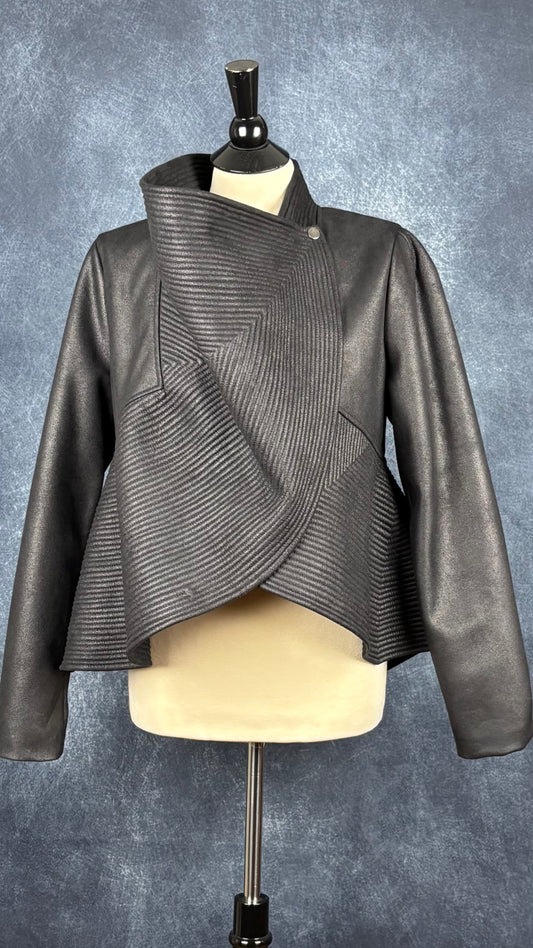 Veste design asymétrique à grand col charcoal Tom Adrian, taille estimée à small. Vue de face.