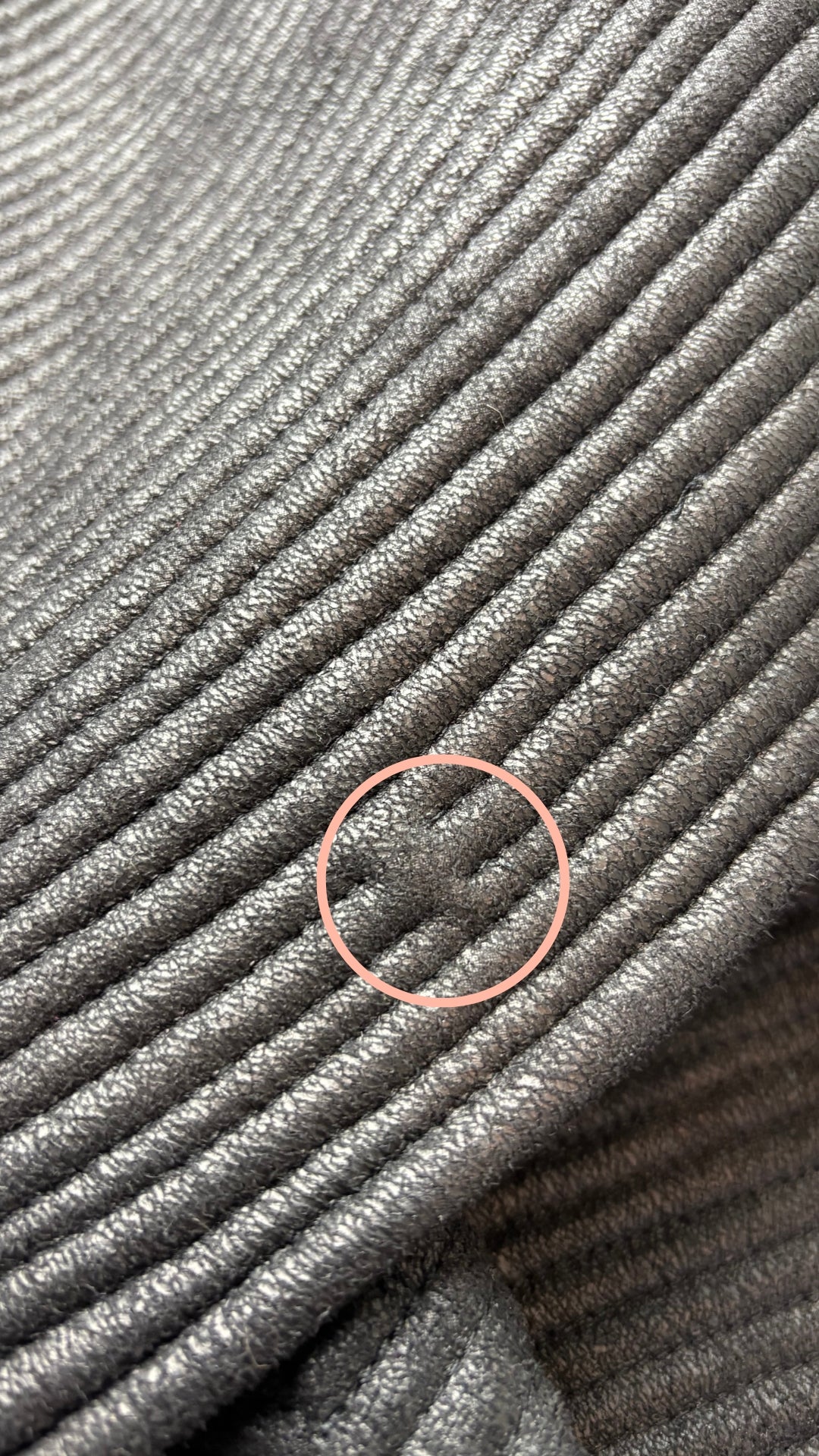 Veste design asymétrique à grand col charcoal Tom Adrian, taille estimée à small. Vue de près de la petite imperfection dans la partie matelassée.