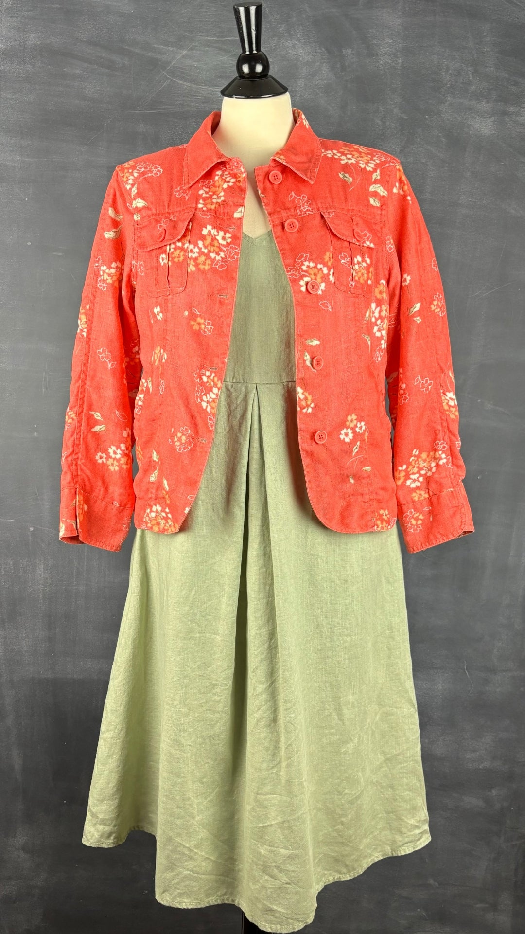 Veste florale corail en lin Jackpot, taille estimée medium. Vue de l'agencement avec la robe en lin sauge.