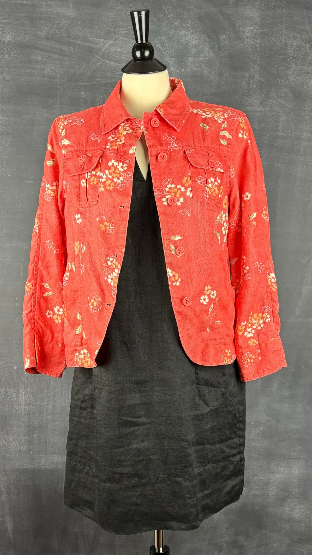 Veste florale corail en lin Jackpot, taille estimée medium. Vue de l'agencement avec la robe en lin noire Theory.