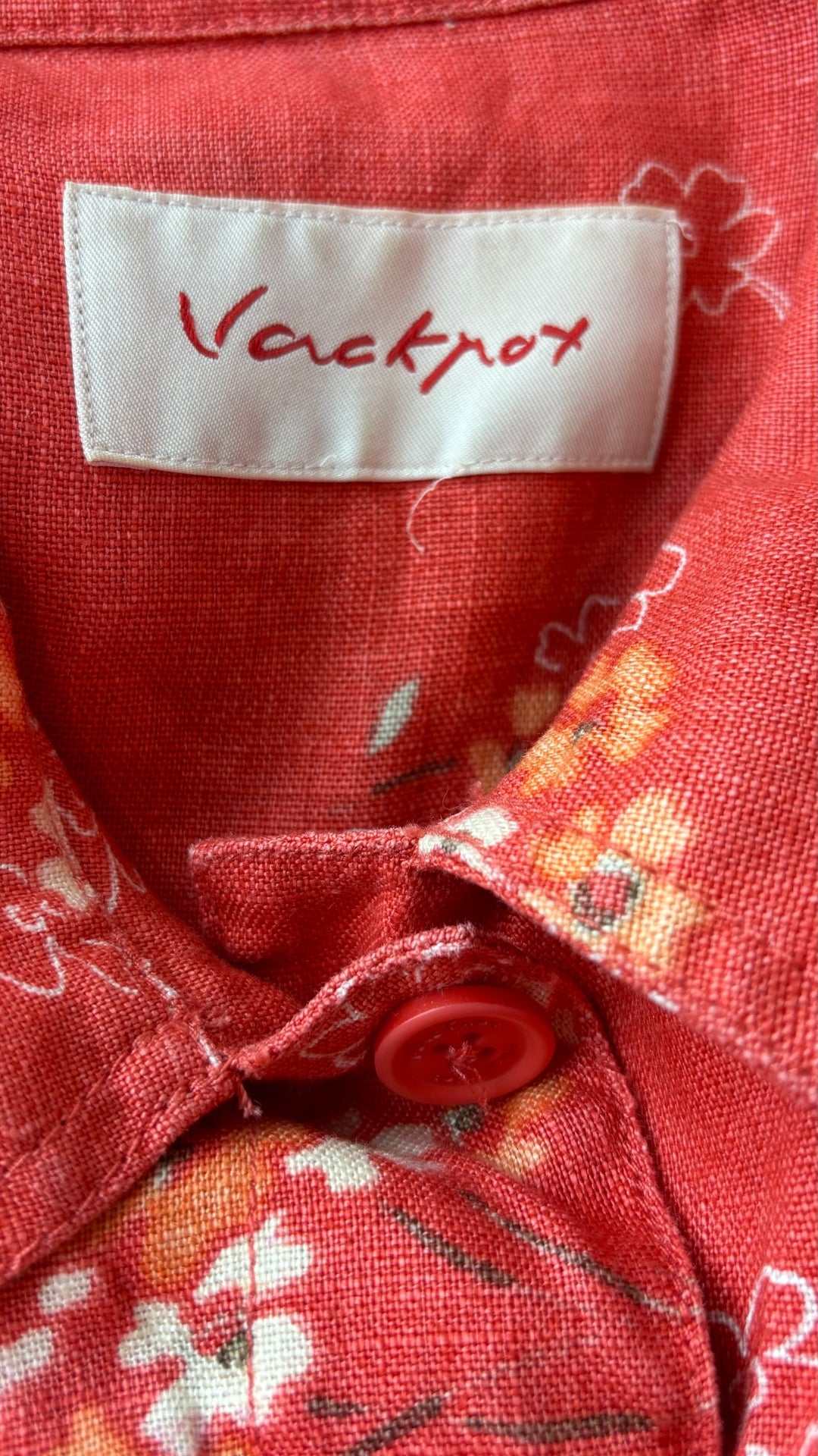 Veste florale corail en lin Jackpot, taille estimée medium. Vue de l'étiquette de marque.