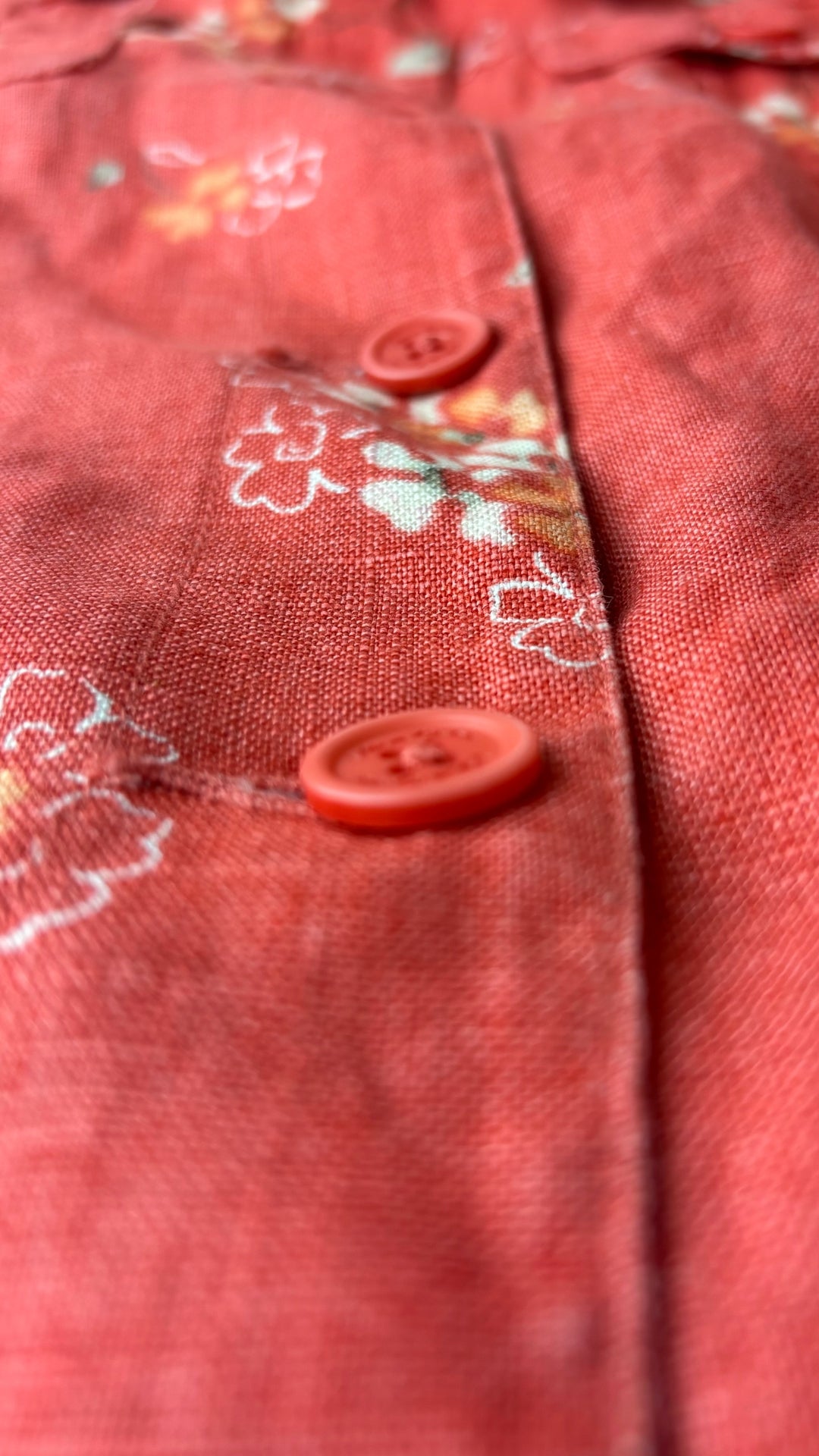Veste florale corail en lin Jackpot, taille estimée medium. Vue de près du tissu.
