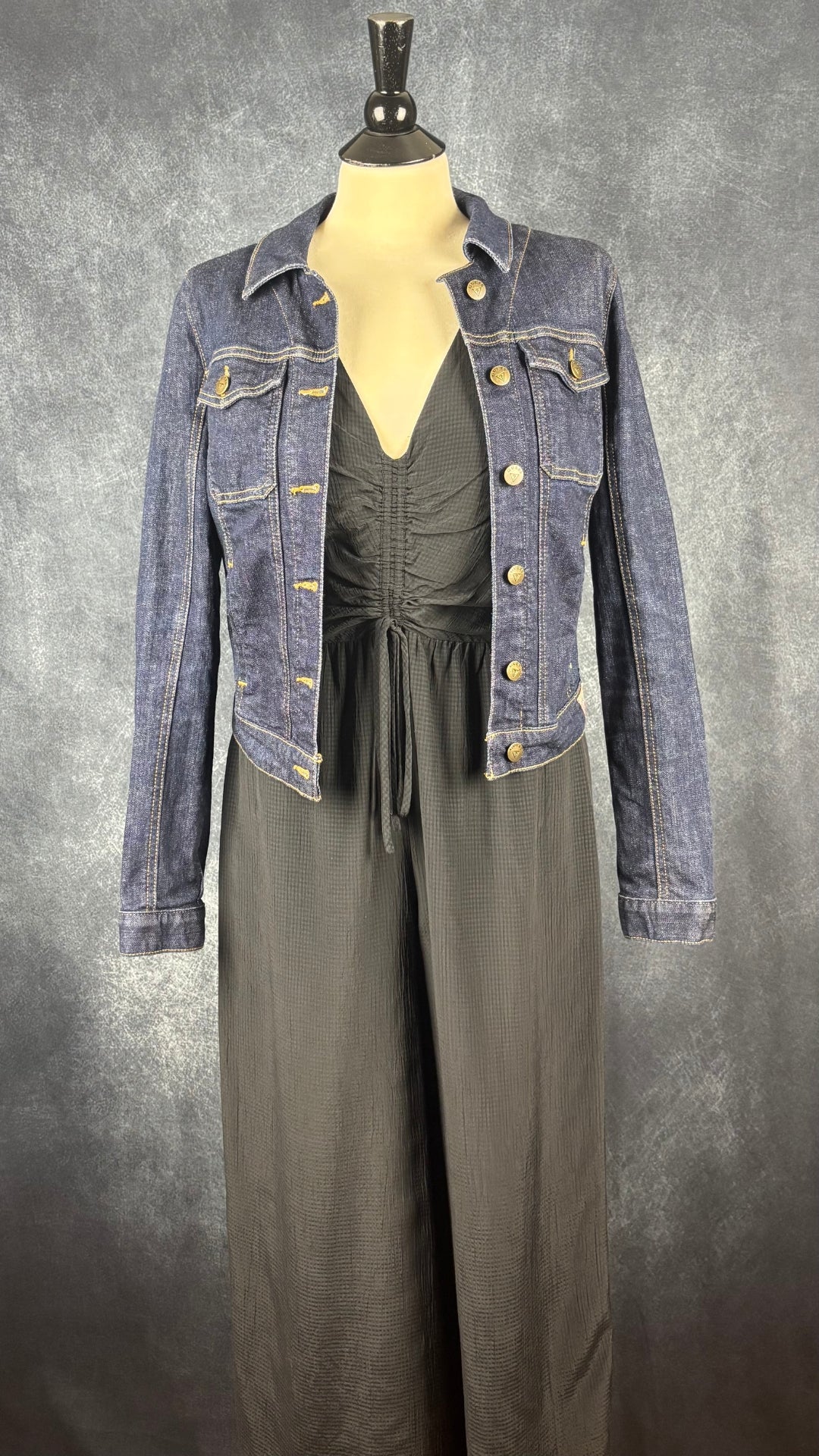 Veste jeans foncé Guess, taille small. Vue de l'agencement avec la combinaison longue Club Monaco.