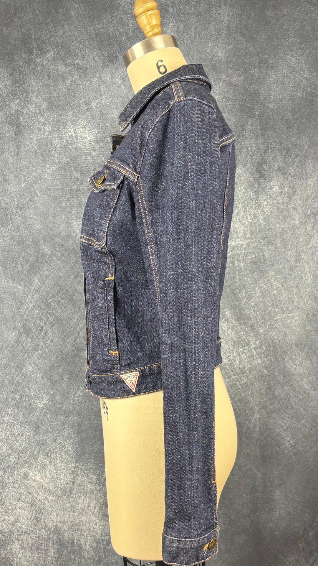 Veste jeans foncé Guess, taille small. Vue de côté.