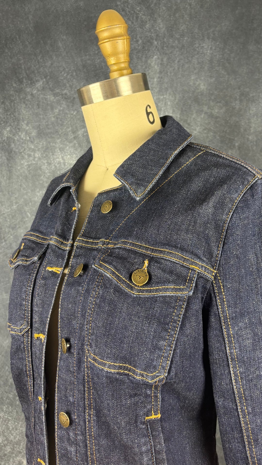 Veste jeans foncé Guess, taille small. Vue de l'encolure.