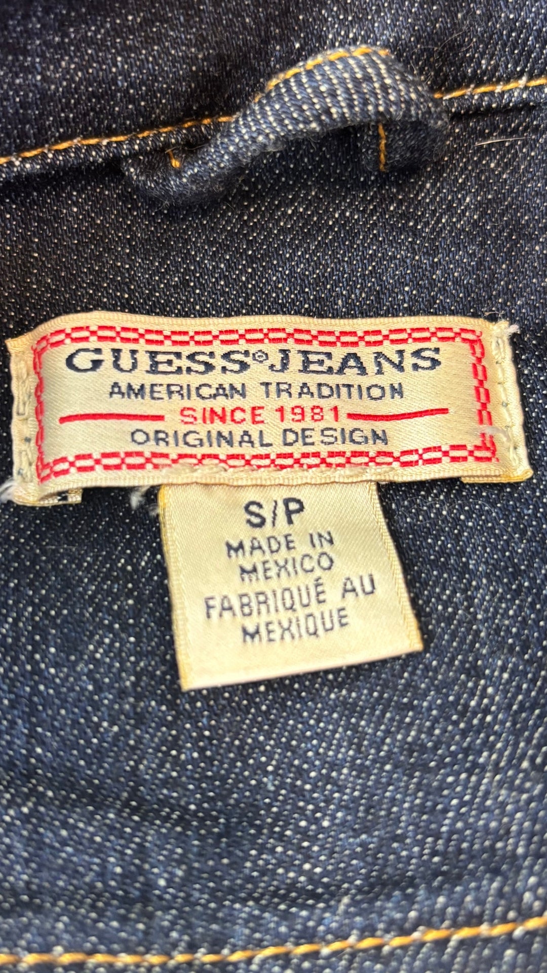 Veste jeans foncé Guess, taille small. Vue de l'étiquette.