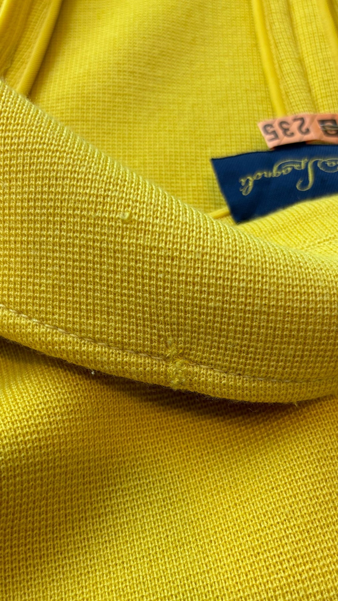 Veste style blazer jaune doré en laine Luisa Spagnoli, taille small. Vue d'une petite imperfection style accroc au col au dos, une fois réparée.