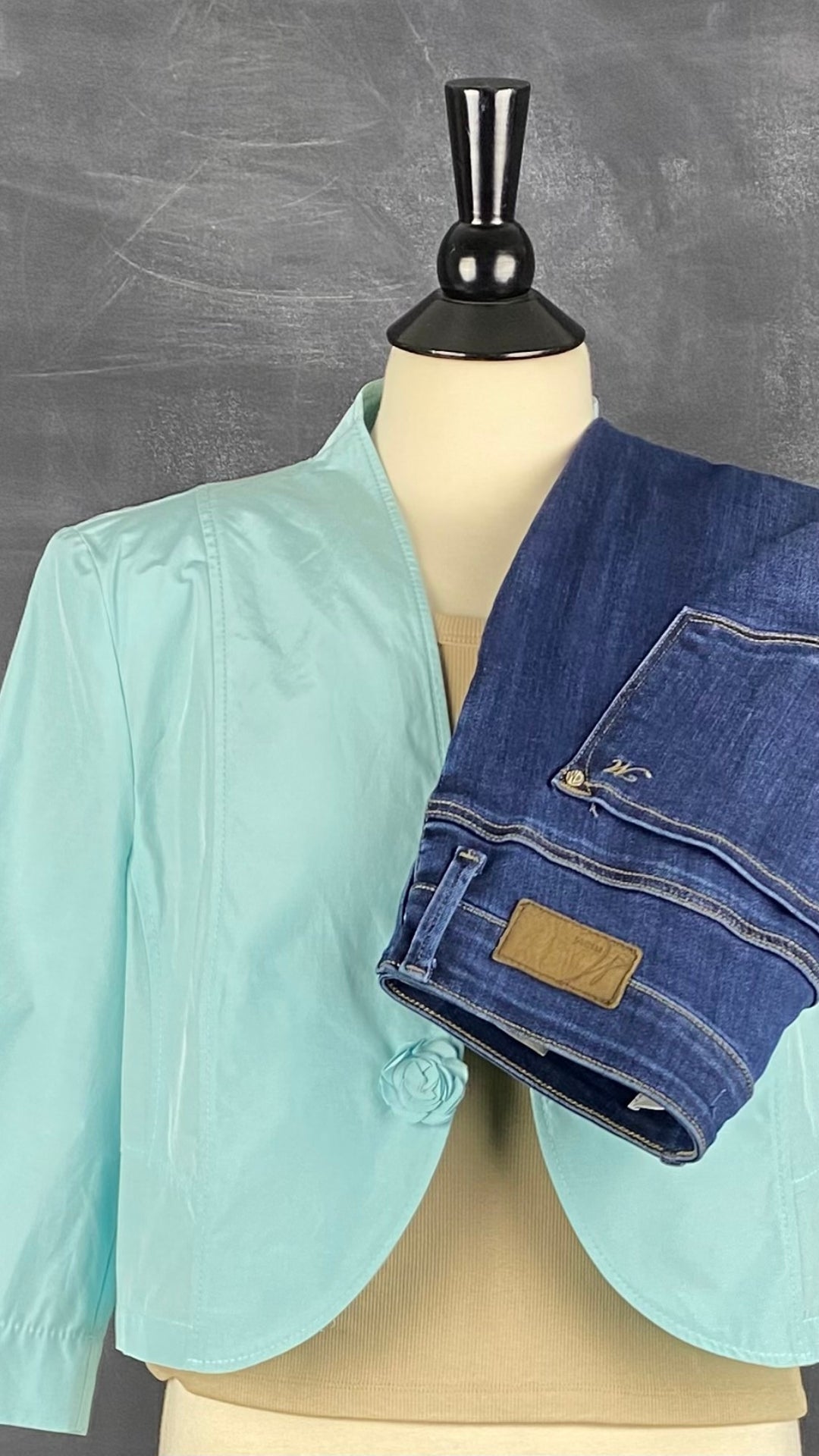 Veste légère aqua avec bouton en forme de fleur Gerry Weber, taille estimée medium. Vue de l'agencement avec le jeans Mavi et la camisole Sève & Co.