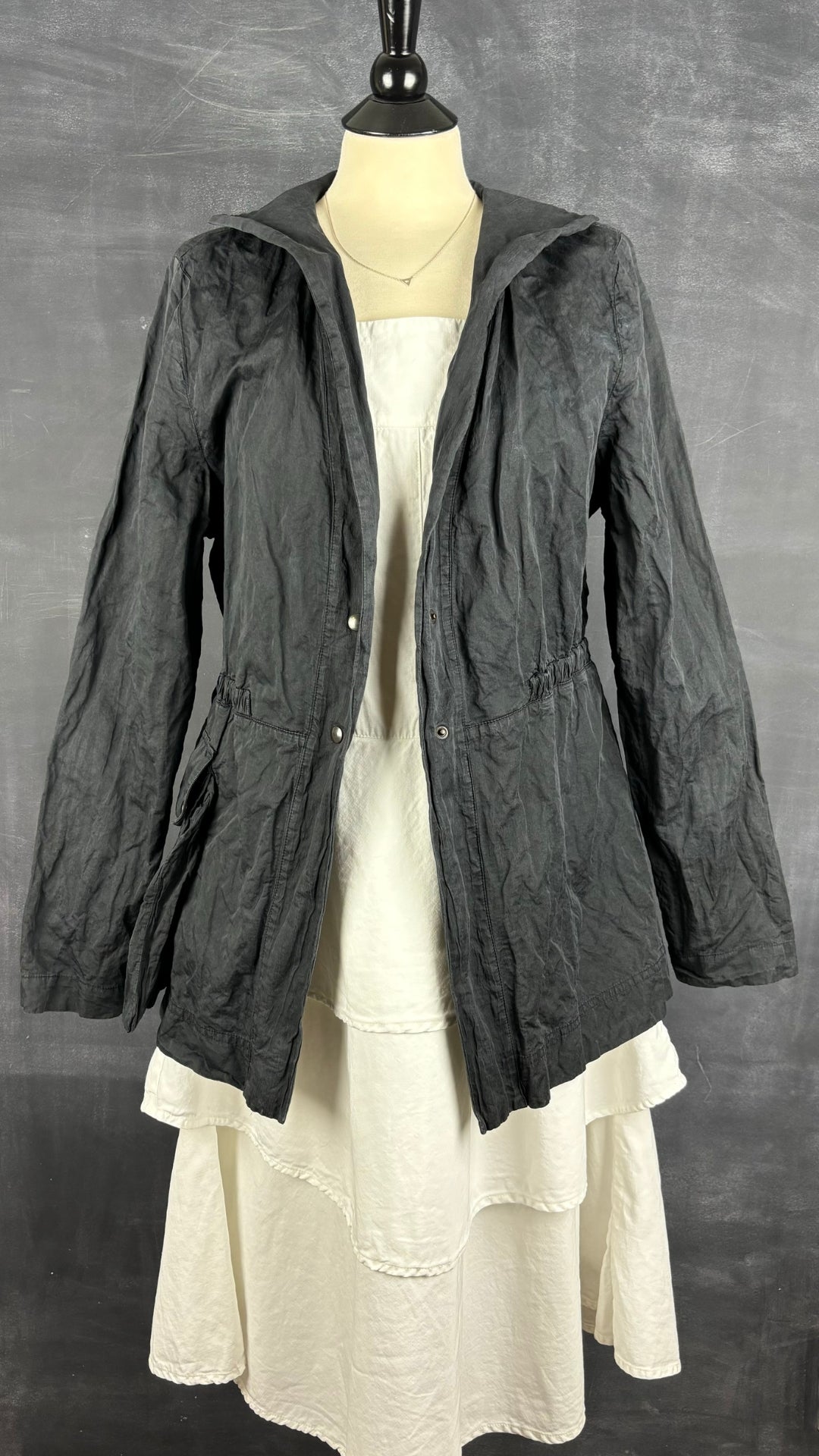 Veste légère charcoal Sarah Pacini, taille 3 (m/l). Vue de l'agencement avec la robe blanche à volants Sarah Pacini.