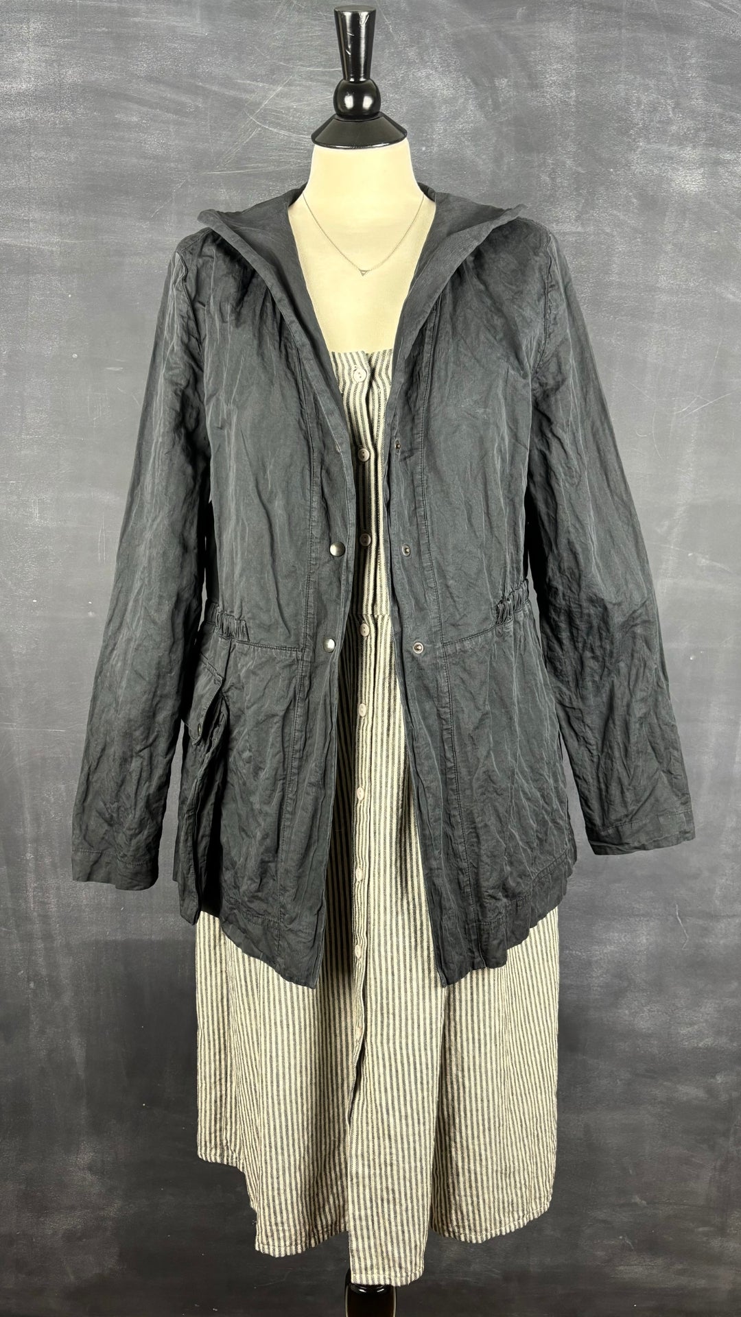 Veste légère charcoal Sarah Pacini, taille 3 (m/l). Vue de l'agencement avec la robe à rayures Eve Gravel.