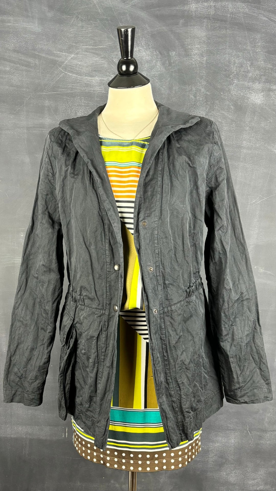 Veste légère charcoal Sarah Pacini, taille 3 (m/l). Vue de l'agencement avec la robe à rayures et à pois Luisa Cerano.