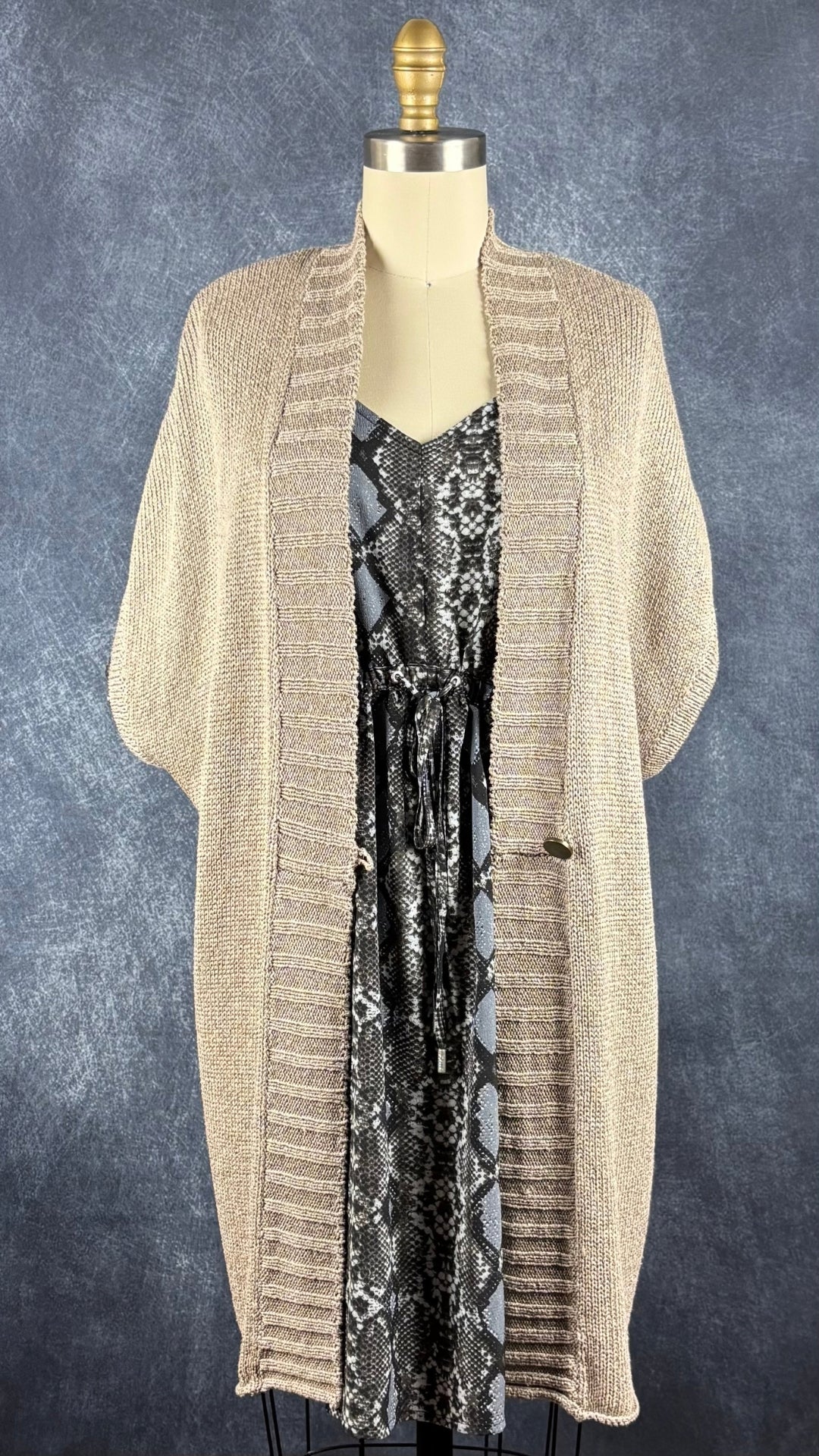 Veste longue en tricot beige Filippa K, taille medium. Vue de l'agencement avec la robe à motifs serpent Joelle.
