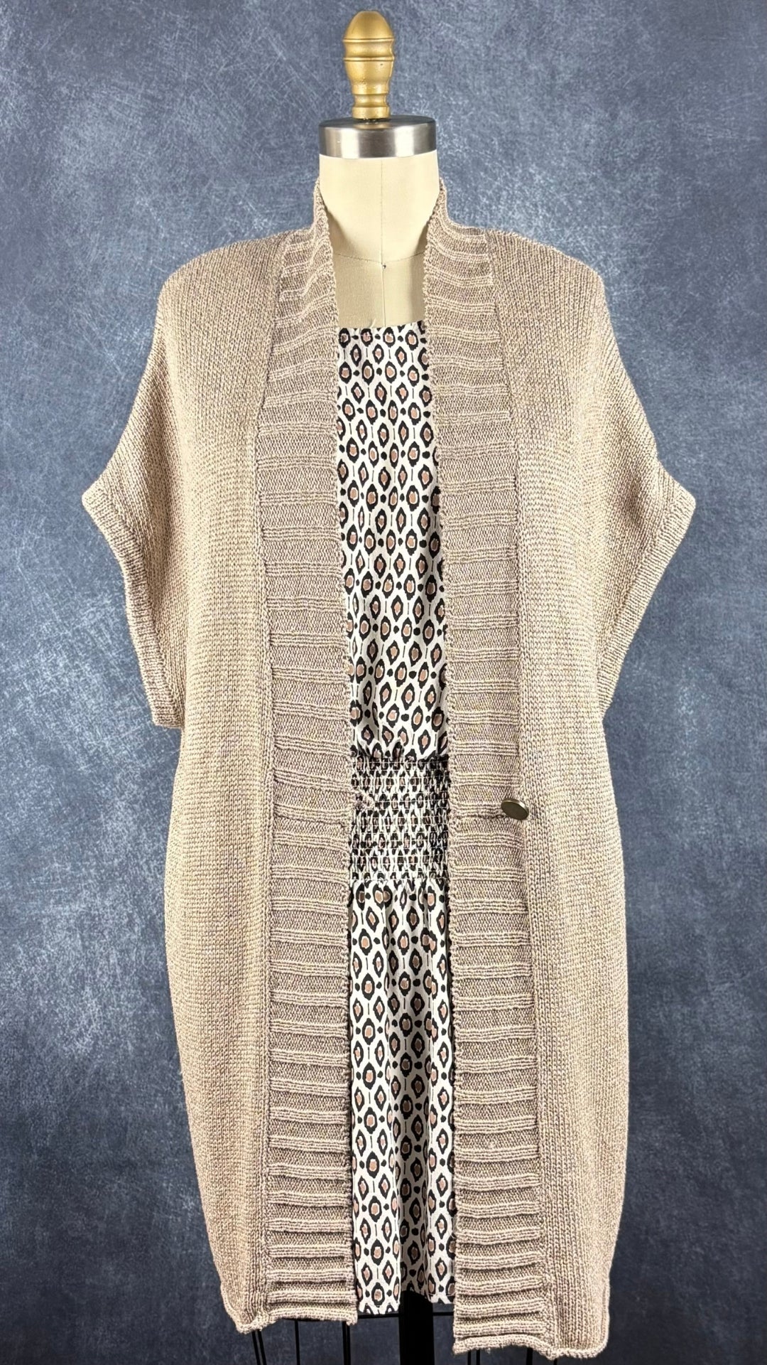 Veste longue en tricot beige Filippa K, taille medium. Vue de l'agencement avec la robe en soie Joie.