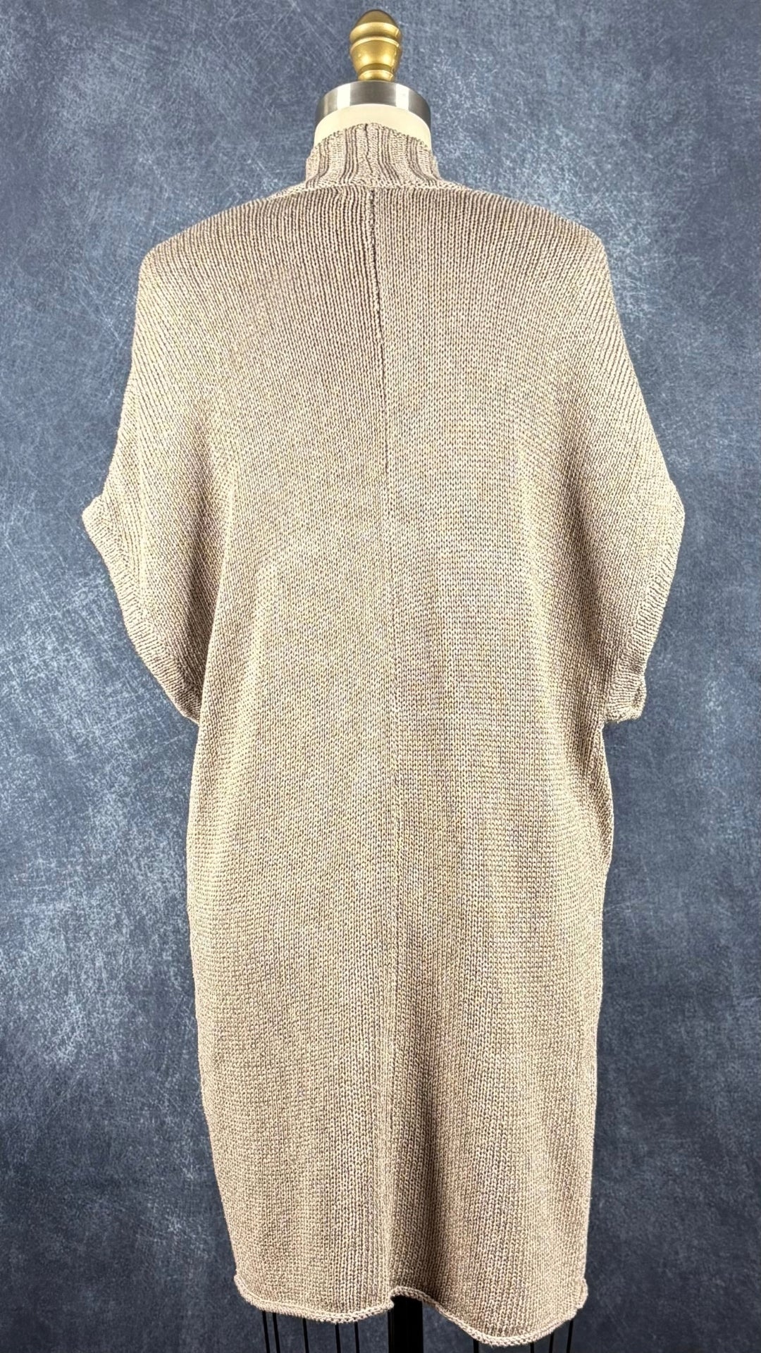 Veste longue en tricot beige Filippa K, taille medium. Vue de dos.